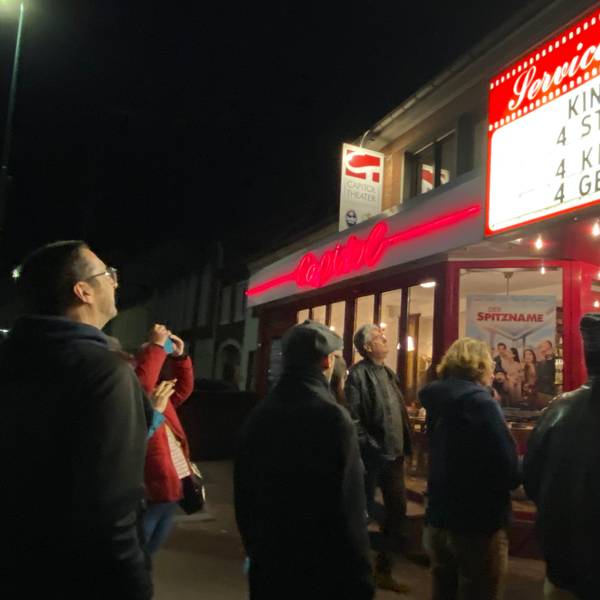 Zu sehen ist der mit einer Leuchtreklame versehene Eingang des Capitol Theaters in Kerpen.