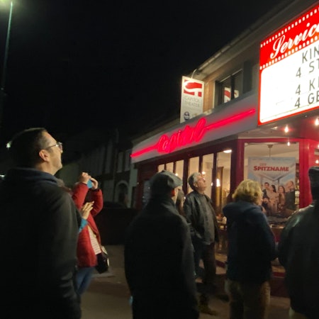 Zu sehen ist der mit einer Leuchtreklame versehene Eingang des Capitol Theaters in Kerpen.