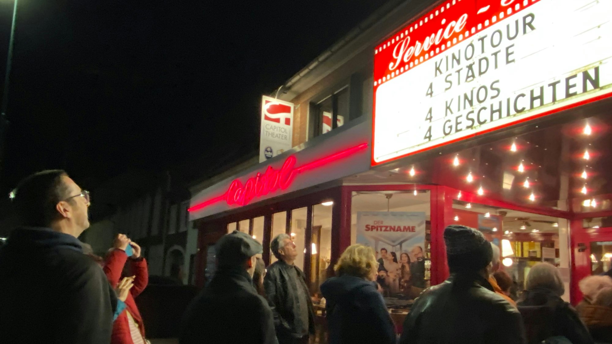 Zu sehen ist der mit einer Leuchtreklame versehene Eingang des Capitol Theaters in Kerpen.