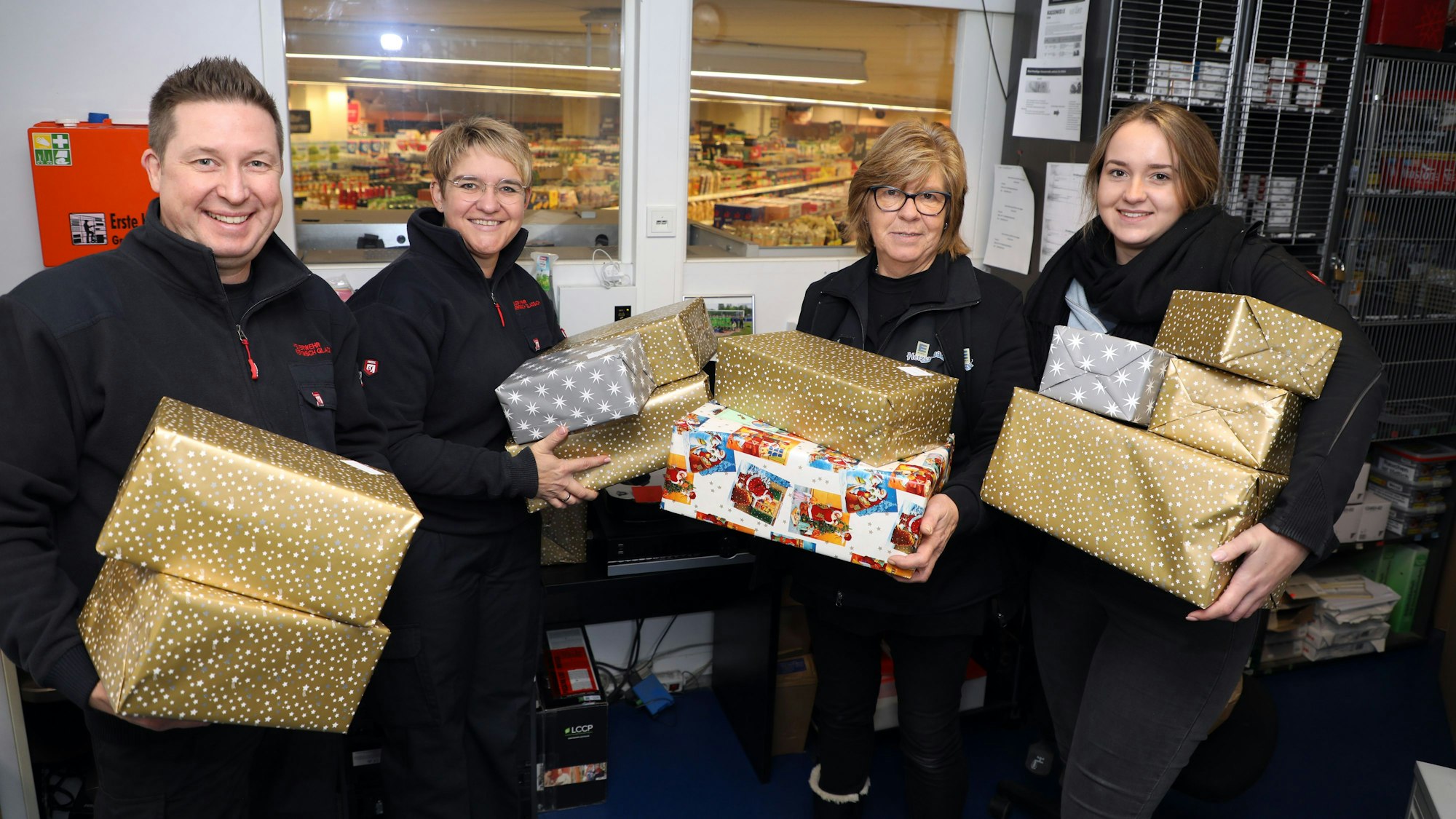 Vier Menschen stehen mit Paketen im Hetzenegger-Supermarkt in Bergisch Gladbach-Herkenrath im Jahr 2022.