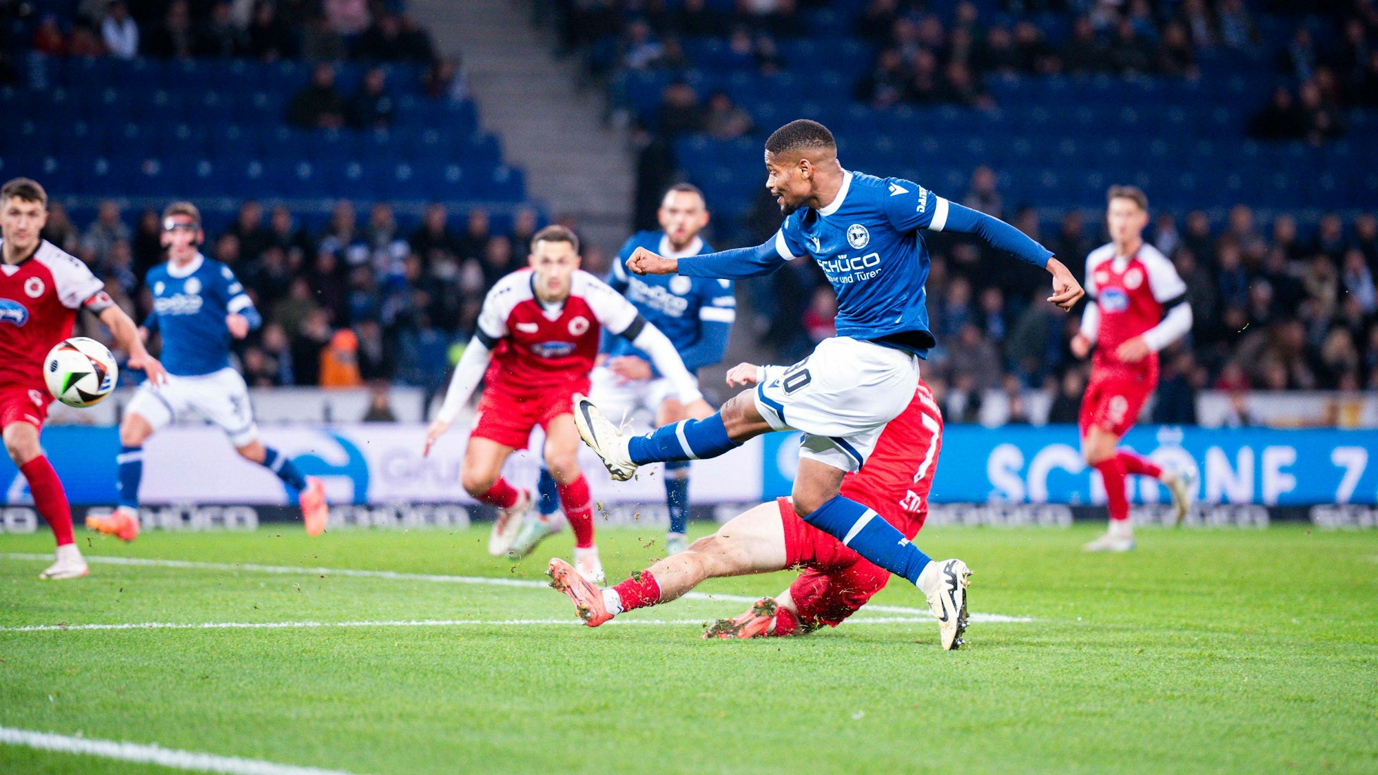 Isaiah Young erzielt das 1:0 für Arminia Bielefeld.