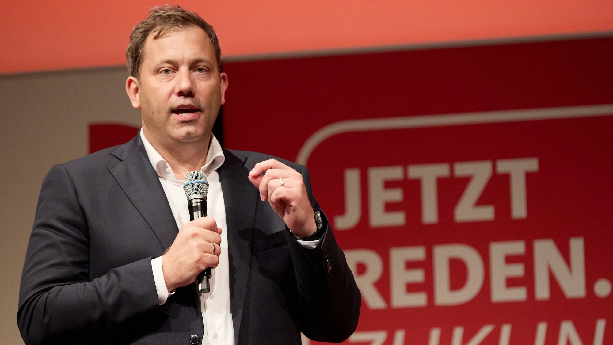 Lars Klingbeil, Parteivorsitzender der SPD, steht während einer Veranstaltung auf der Bühne.