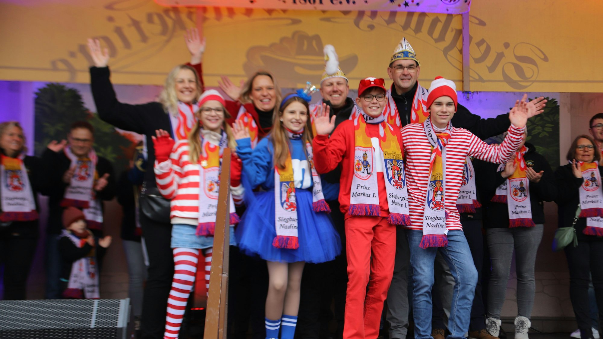 Das Festkomitee des Siegburger Karnevals hatte auf den Marktplatz zur Sessionseröffnung eingeladen. Das Prinzenpaar Marklus I. und Siegburgia Nadine I. wurden einer breiten Öffentlichkeit vorgestellt.