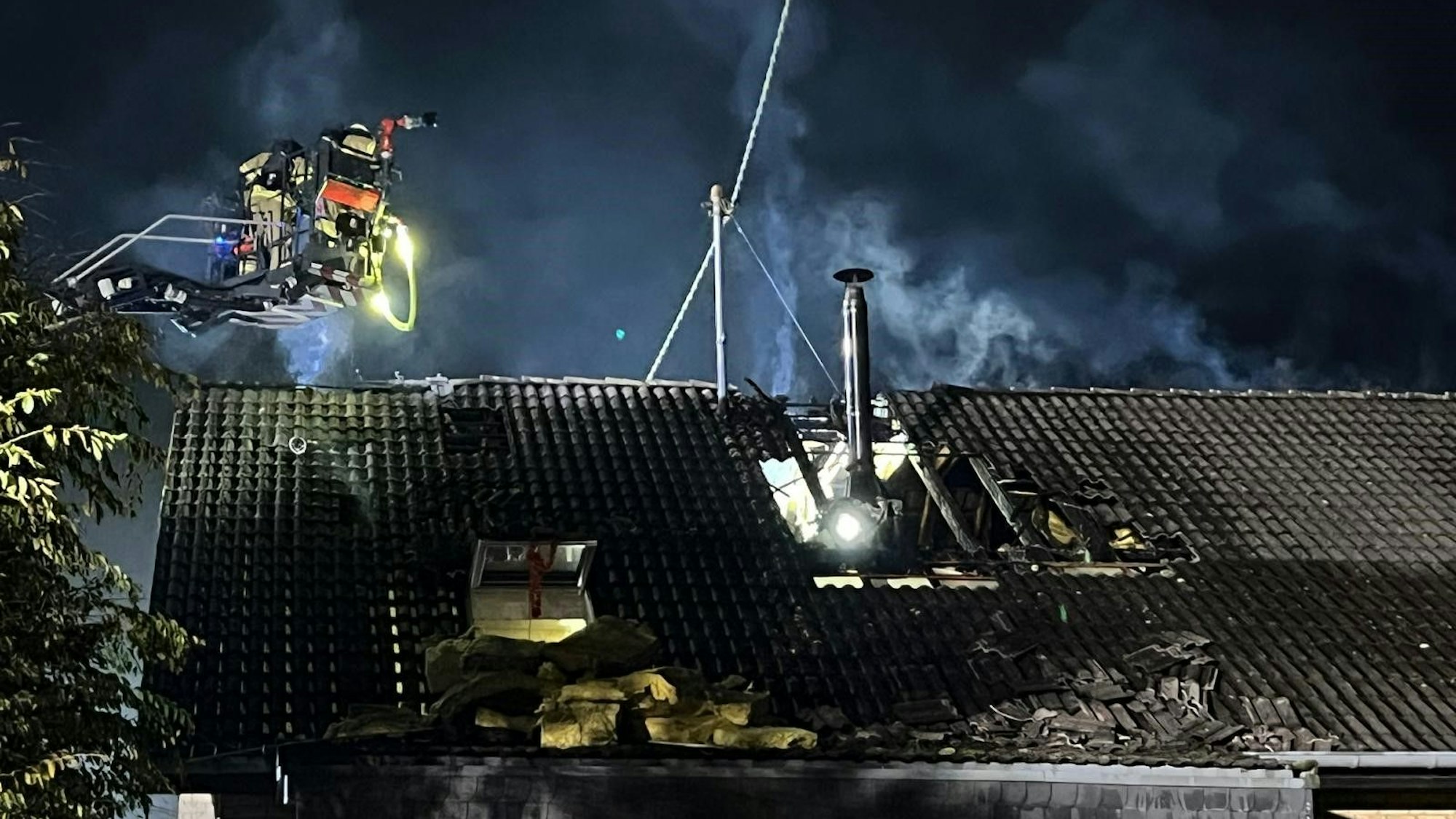 Zu einem Dachstuhlbrand wurde die Mucher Feuerwehr alarmiert.