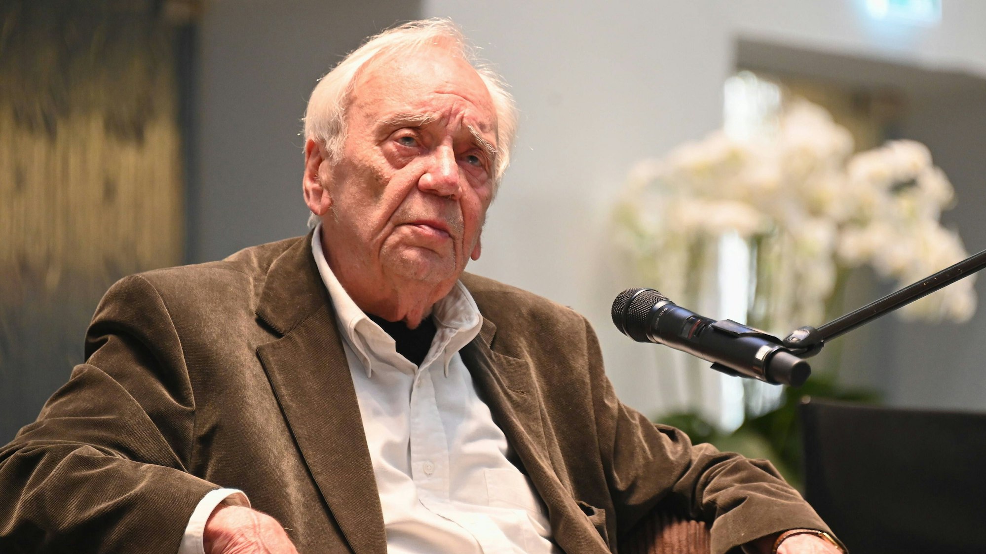 Der Schriftsteller Jürgen Becker, hier bei einem Empfang im Kölner Rathaus (Archivbild), ist gestorben.