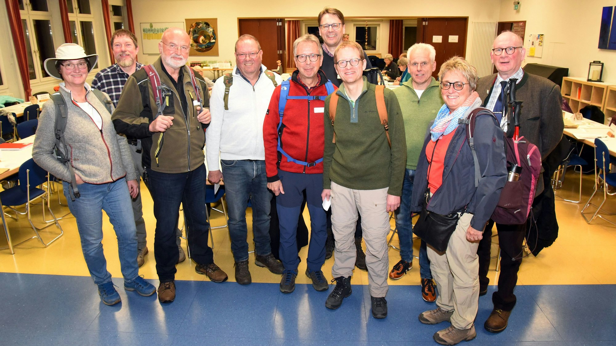 Ein Foto mit Symbolkraft: Die Moderatoren der 100 Synodalen, die in acht Gruppen tagten, in Wanderkleidung.