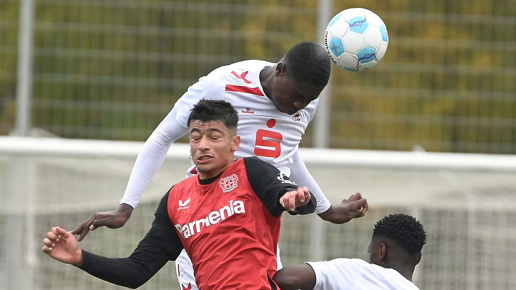 02.11.2024, Fussball-B-Junioren-Bayer 04-1.FC Köln
oben: Assad Kotya-Fofana (KJöln)
mitte: Berkan Ermec (Bayer)
Foto: Uli Herhaus