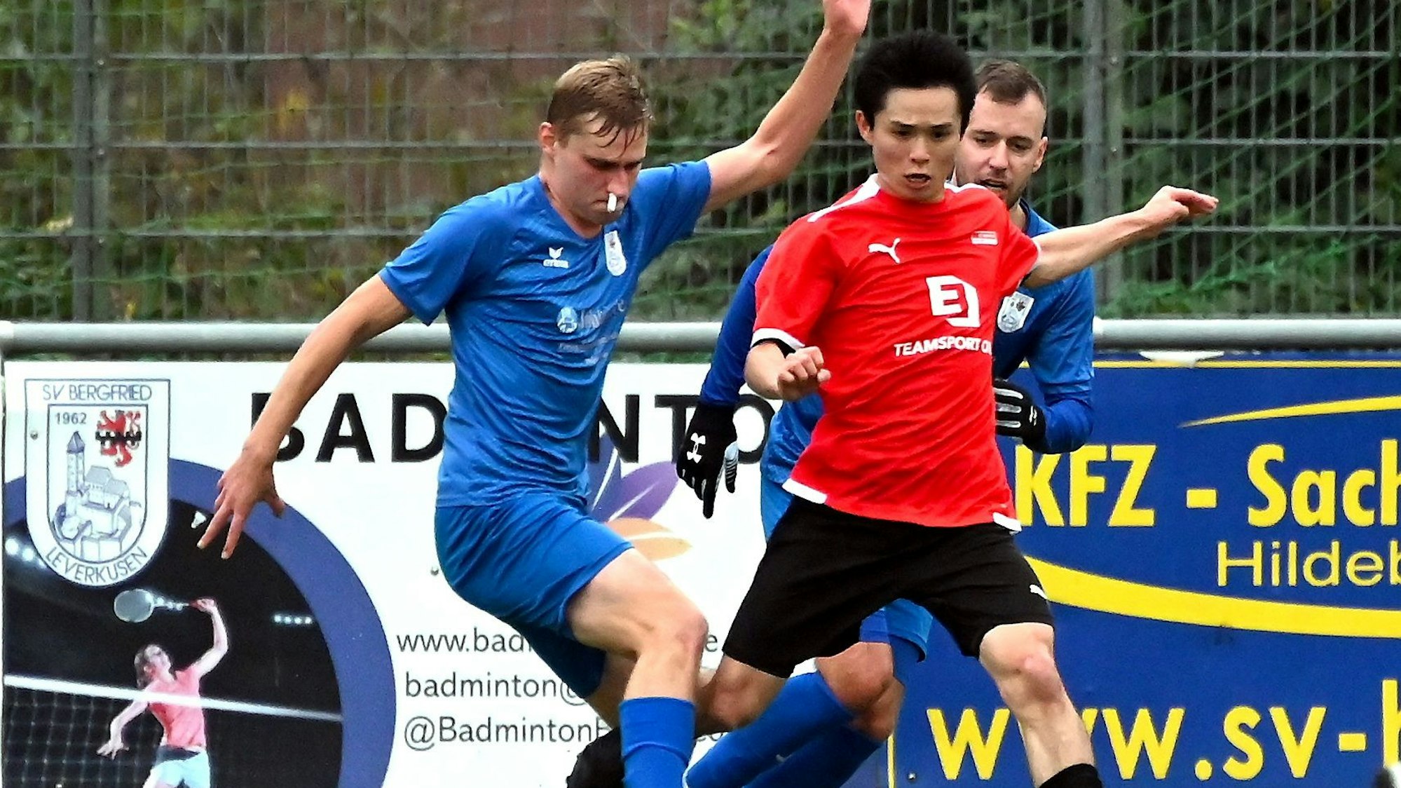 10.11.2024, Fussball-Bergfried Leverkusen-Rheinsüd Köln
links: Tobias Zahn (Leverkusen)
rechts: Shion Motoyama (Köln)
Foto: Uli Herhaus