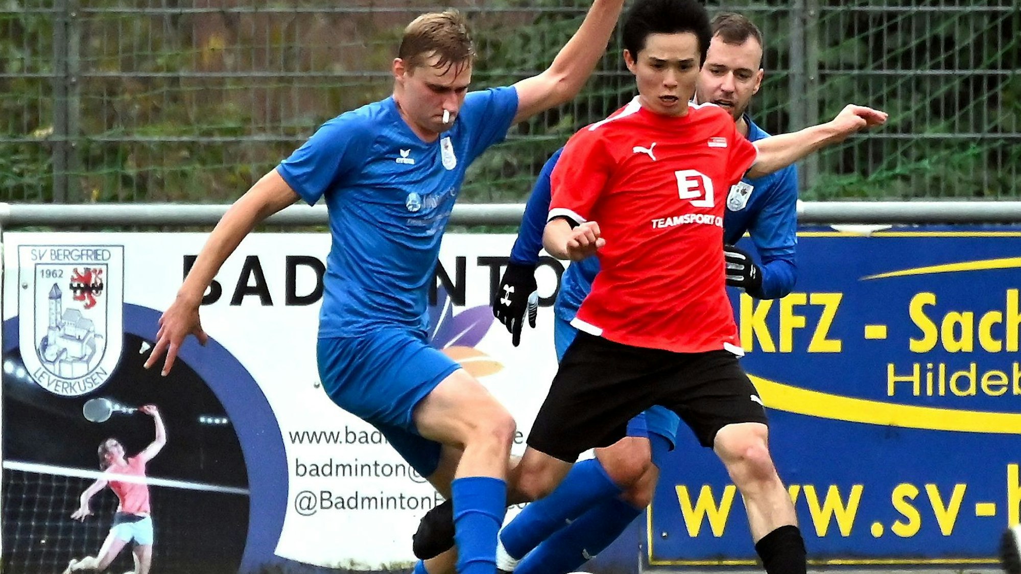 10.11.2024, Fussball-Bergfried Leverkusen-Rheinsüd Köln
links: Tobias Zahn (Leverkusen)
rechts: Shion Motoyama (Köln)
Foto: Uli Herhaus