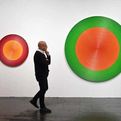 Ein Besucher der Art Cologne vor einem Kunstwerk von Ekrem Yalcindag.