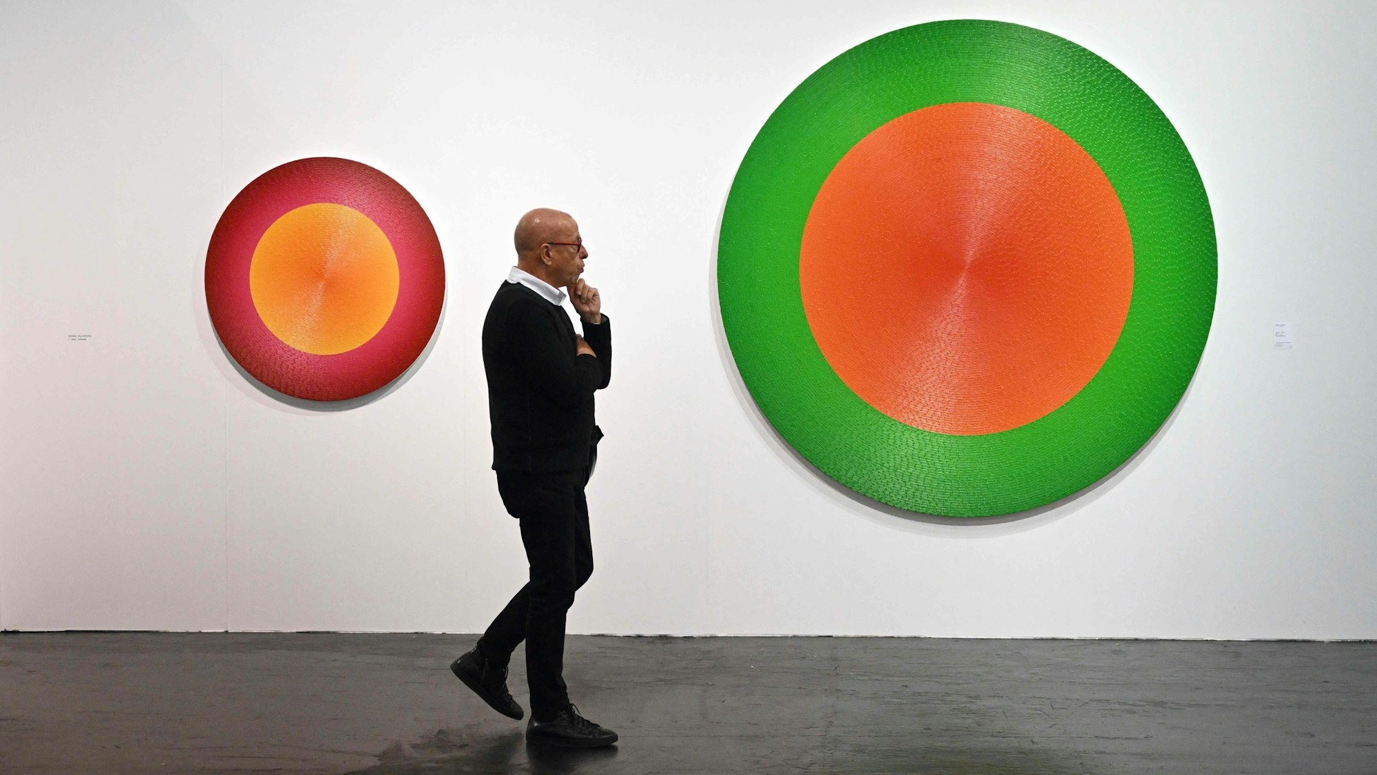 Ein Besucher der Art Cologne vor einem Kunstwerk von Ekrem Yalcindag.