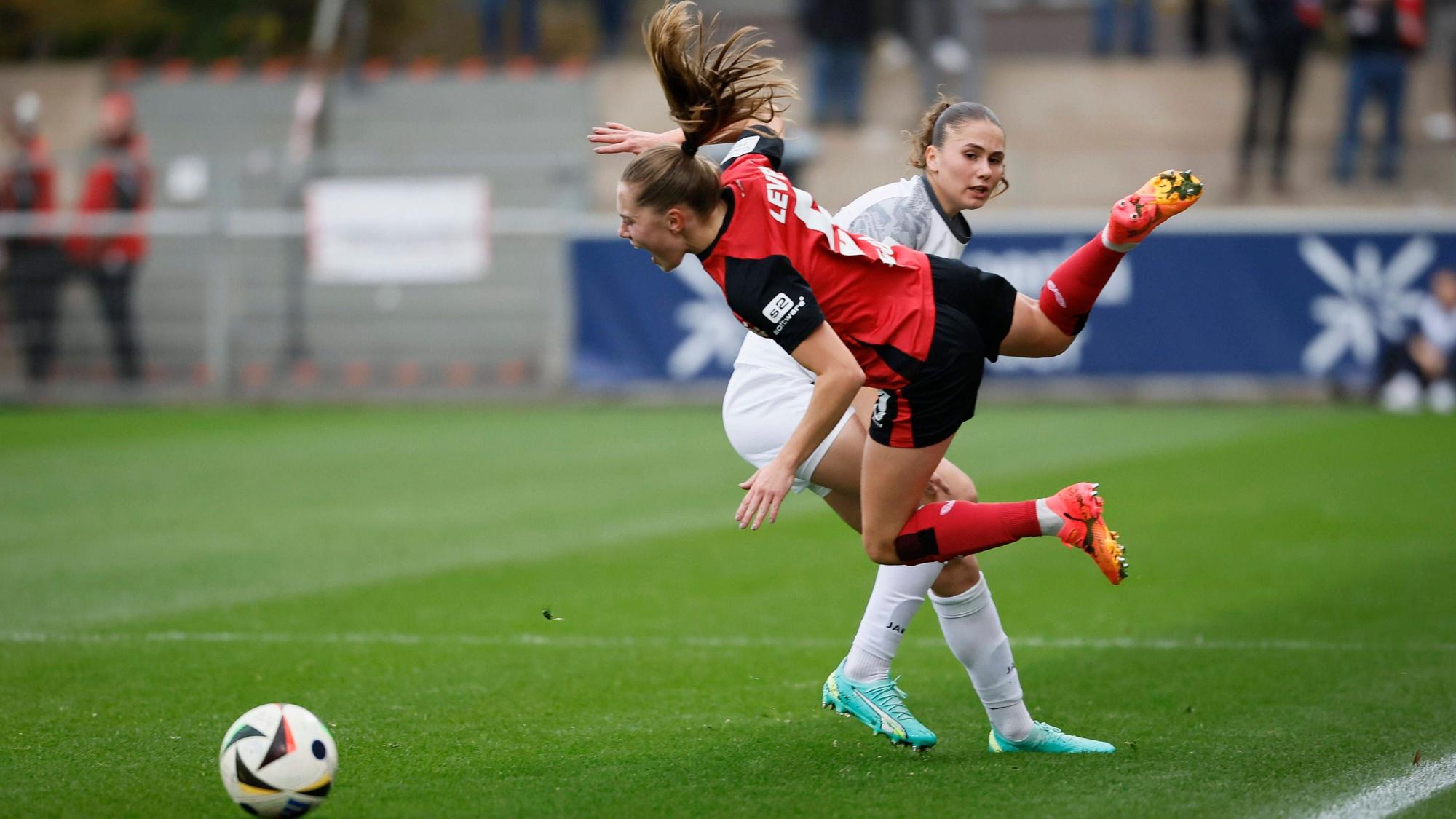 Bayers Caroline Kehrer wird von Mia Schmid unsanft abgeräumt.