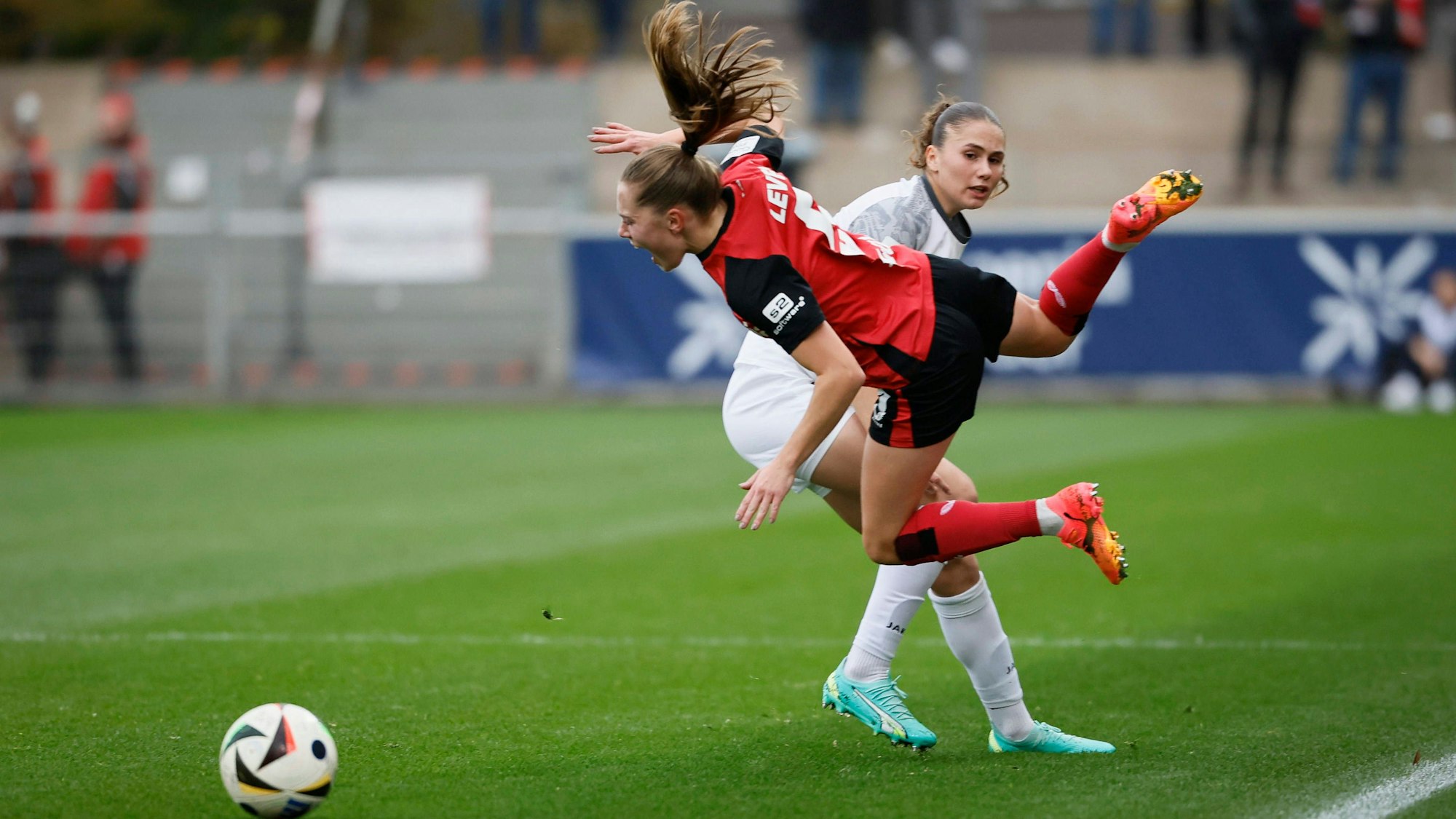Bayers Caroline Kehrer wird von Mia Schmid unsanft abgeräumt.