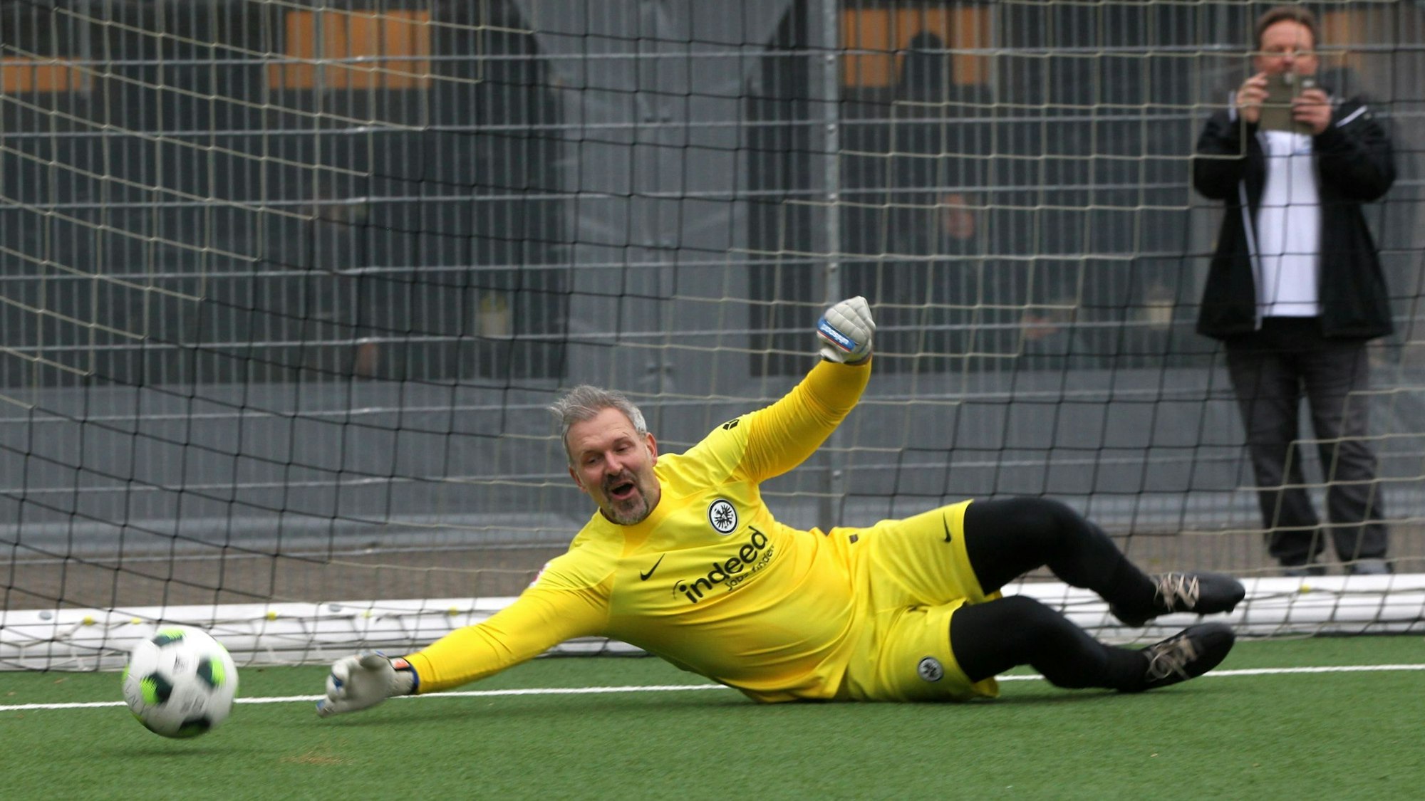 Markus Pröll im Trikot seines alten Klubs Eintracht Frankfurt hechtet einem Elfmeter hinterher.