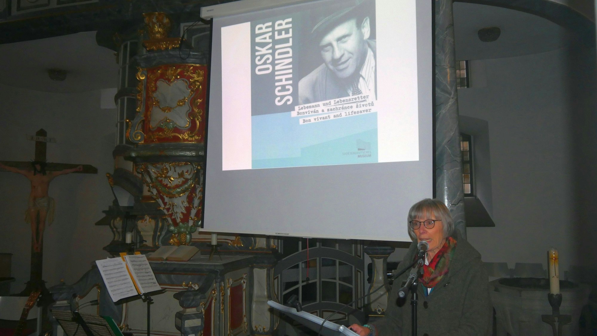 Die ehemalige Schulpfarrerin Annette Hirzel beleuchtet „Langes Schweigen – späte Ehrung: Zum 50. Todestag von Oskar Schindler“ in der Gedenkstunde des Rhein-Sieg-Kreises in der Salvatorkirche in Rosbach.