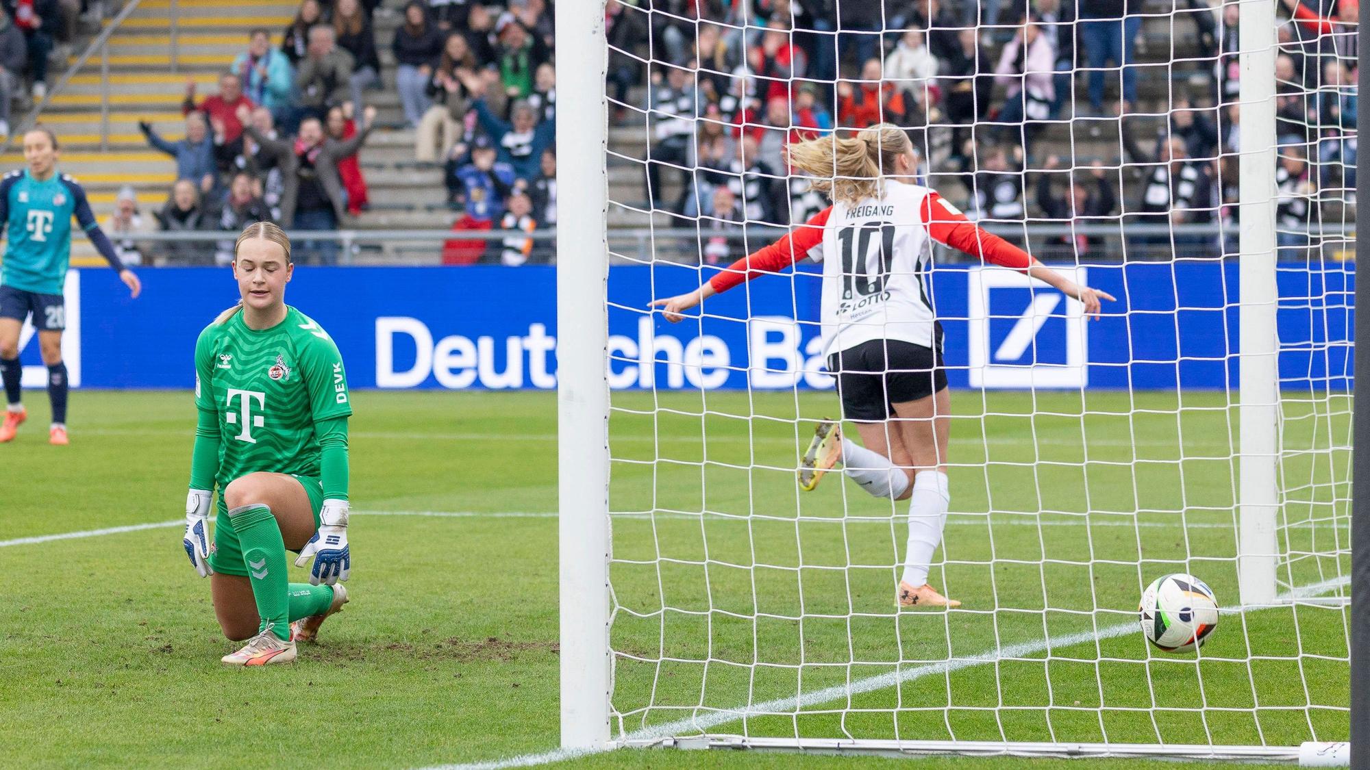 Google Pixel Frauen Bundesliga: Eintracht Frankfurt - 1. FC Köln, 09.11.2024 Laura Freigang Eintracht Frankfurt 10 jubelt über ihren Treffer zum 1:0 / zur 1:0 Führung & Josefine Osigus 1. FC Köln 24 ist traurig, Eintracht Frankfurt - 1. FC Köln, Frankfurt, Stadion am Brentanobad, 9.11.2024 *** Google Pixel Womens Bundesliga Eintracht Frankfurt 1 FC Köln, 09 11 2024 Laura Freigang Eintracht Frankfurt 10 celebrates her goal for a 1 0 lead Josefine Osigus 1 FC Köln 24 is sad, Eintracht Frankfurt 1 FC Köln, Frankfurt, Stadion am Brentanobad, 9 11 2024 Copyright: xBEAUTIFULxSPORTS/Gawlikx