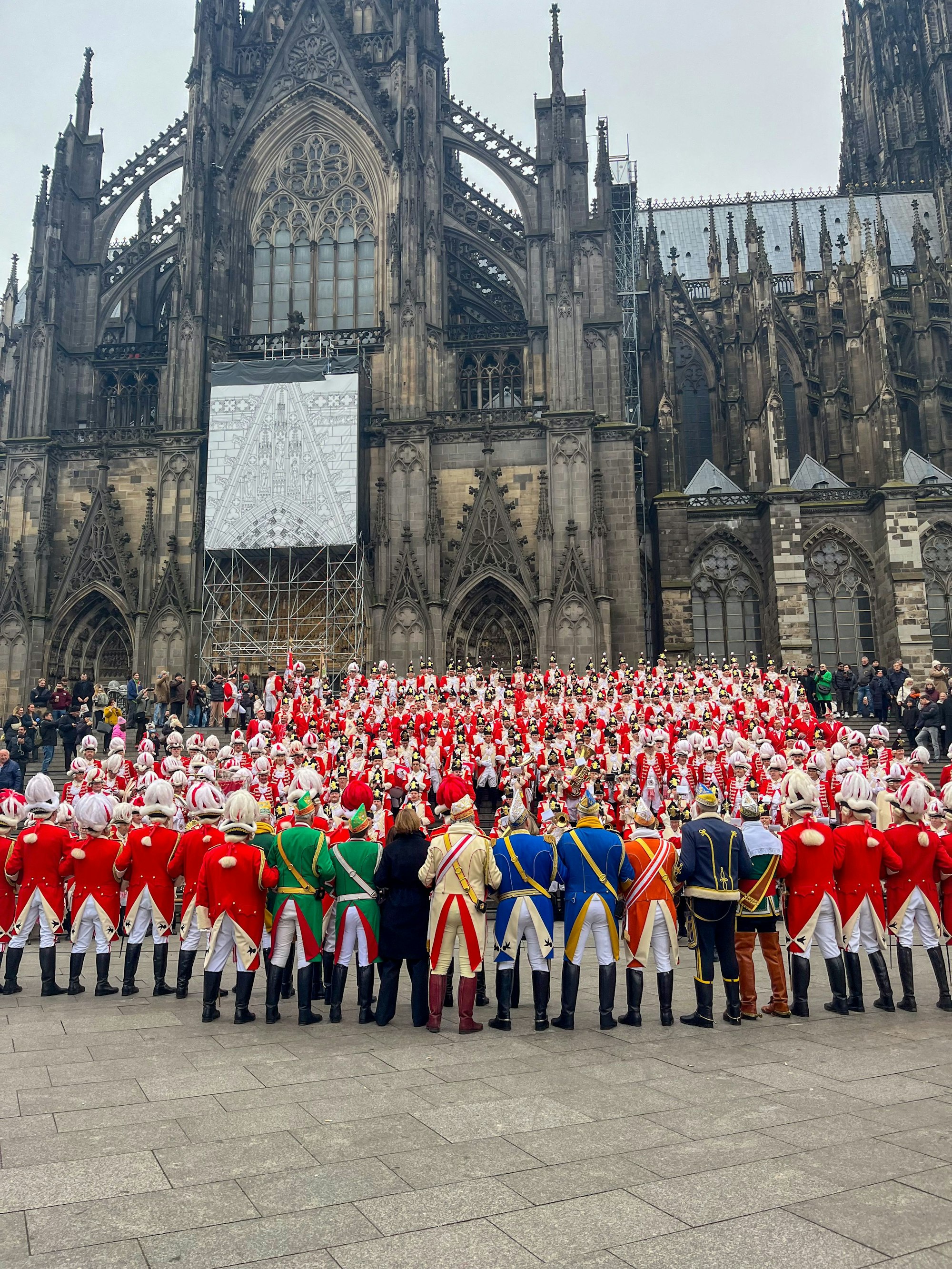 Die Roten Funken verabschieden sich mit einem großen Zapfenstreich vor dem Dom von ihrem scheidenden Präsidenten Heinz-Günther Hunold. Mit dabei auch die Oberbürgermsiterin Henriette Reker und die Präsidenten der acht anderen Traditionskorps.