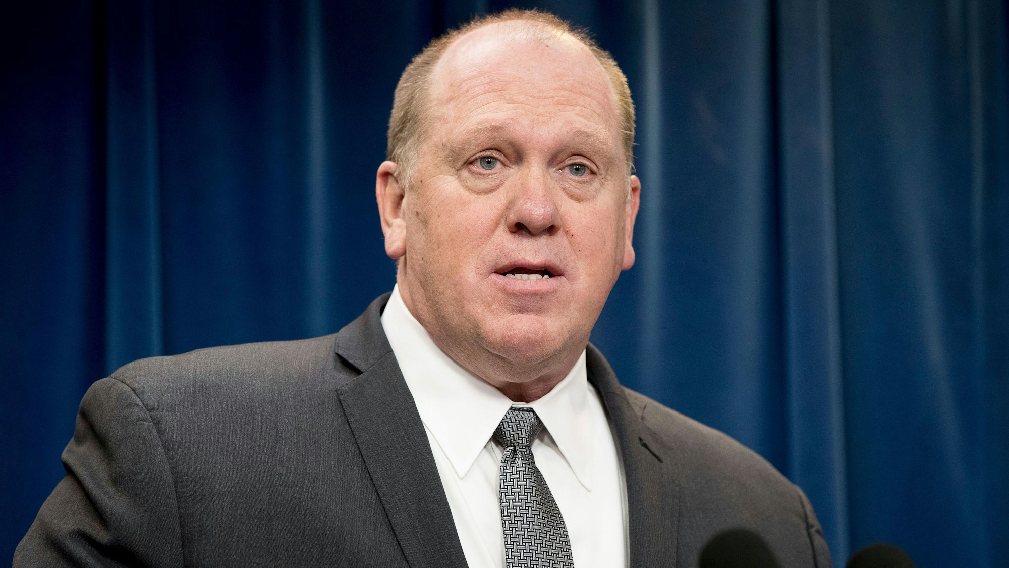 ARCHIV - 30.01.2017, USA, Washington: Der Chef der US Einwanderungs- und Zollbehörde  Thomas Homan spricht auf einer Pressekonferenz am 31.01.2017 zur Umsetzung des US-Einreiseverbots in der US Zoll- und Grenzschutzbehörde in Washington (USA).