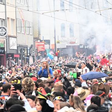 Feiernde auf der Zülpicher Straße am 11.11.2024 in Köln.
