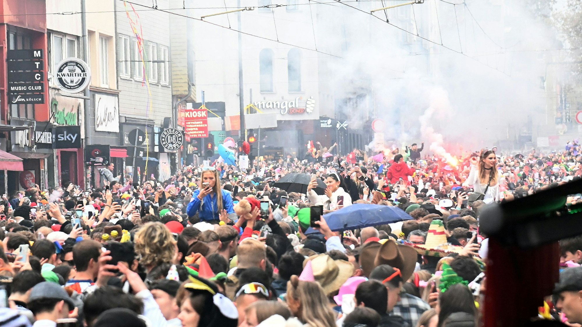 Auf der Zülpicher Straße zündeten im Laufe des Tages bereits mehrmals Personen Bengalos.