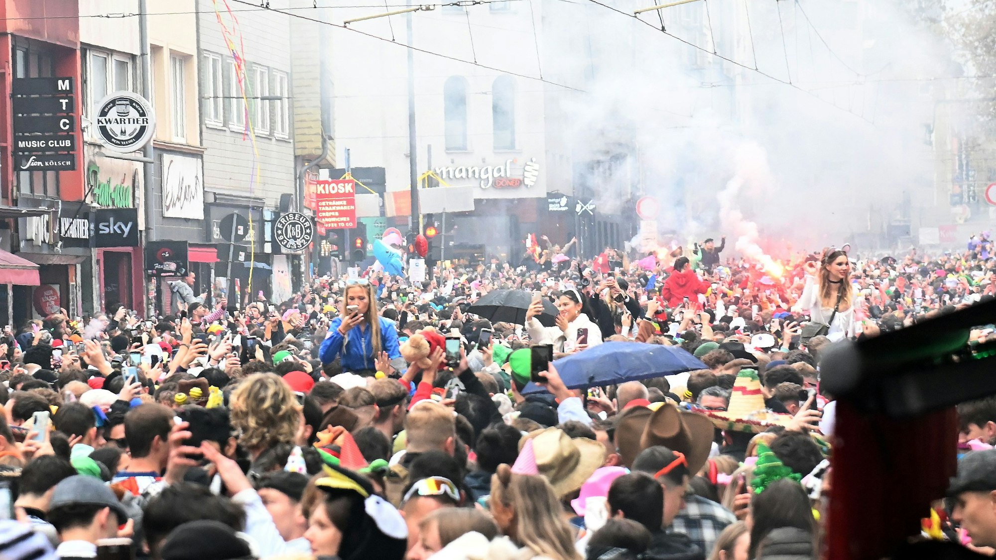 Feiernde auf der Zülpicher Straße am 11.11.2024 in Köln.