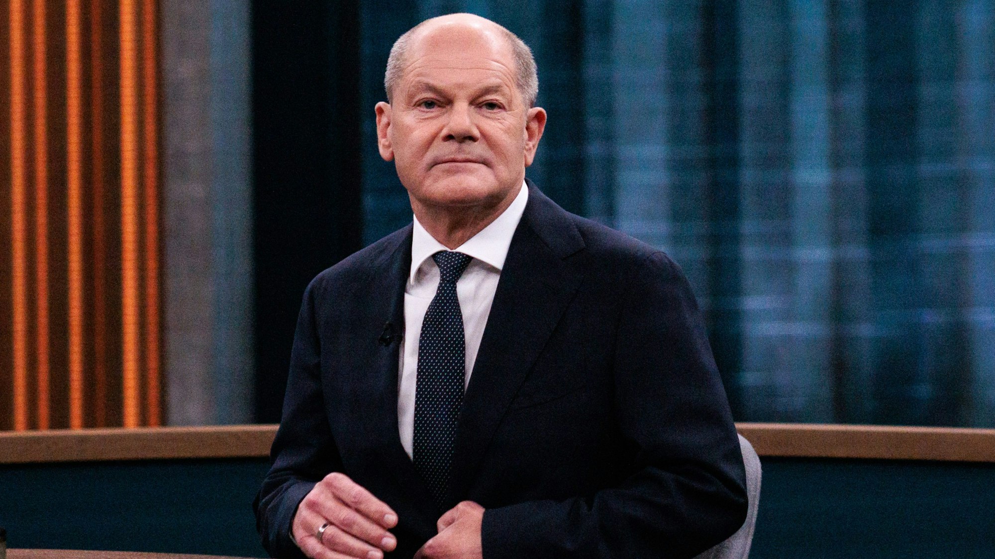10.11.2024, Berlin: Bundeskanzler Olaf Scholz (SPD) sitzt vor Beginn des Live-Interviews im Fernsehstudio der ARD-Sendung «Caren Miosga». (zu dpa: «Scholz lehnt Vertrauensfrage schon am Mittwoch ab») Foto: Carsten Koall/dpa +++ dpa-Bildfunk +++