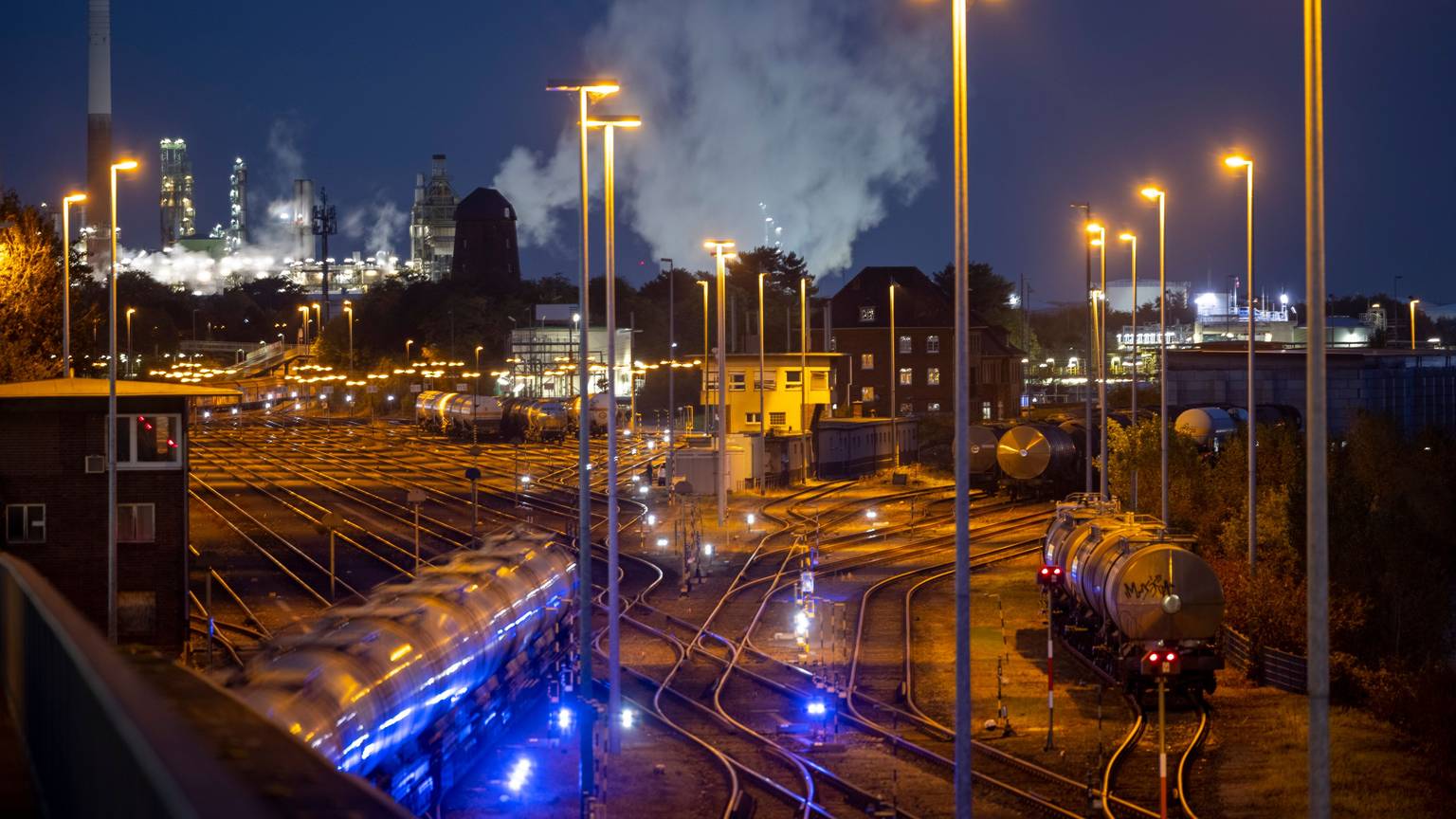 22.10.2024, Nordrhein-Westfalen, Wesseling: Gleisanlagen für Güterzüge befinden sich in einer Industrieanlage im Chemiepark Wesseling. Foto: Thomas Banneyer/dpa +++ dpa-Bildfunk +++