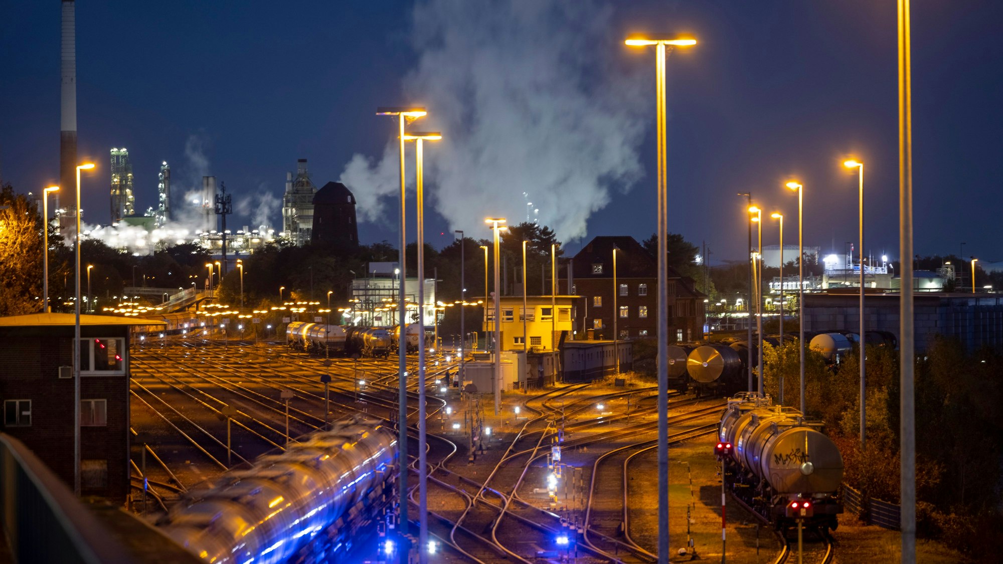 22.10.2024, Nordrhein-Westfalen, Wesseling: Gleisanlagen für Güterzüge befinden sich in einer Industrieanlage im Chemiepark Wesseling. Foto: Thomas Banneyer/dpa +++ dpa-Bildfunk +++