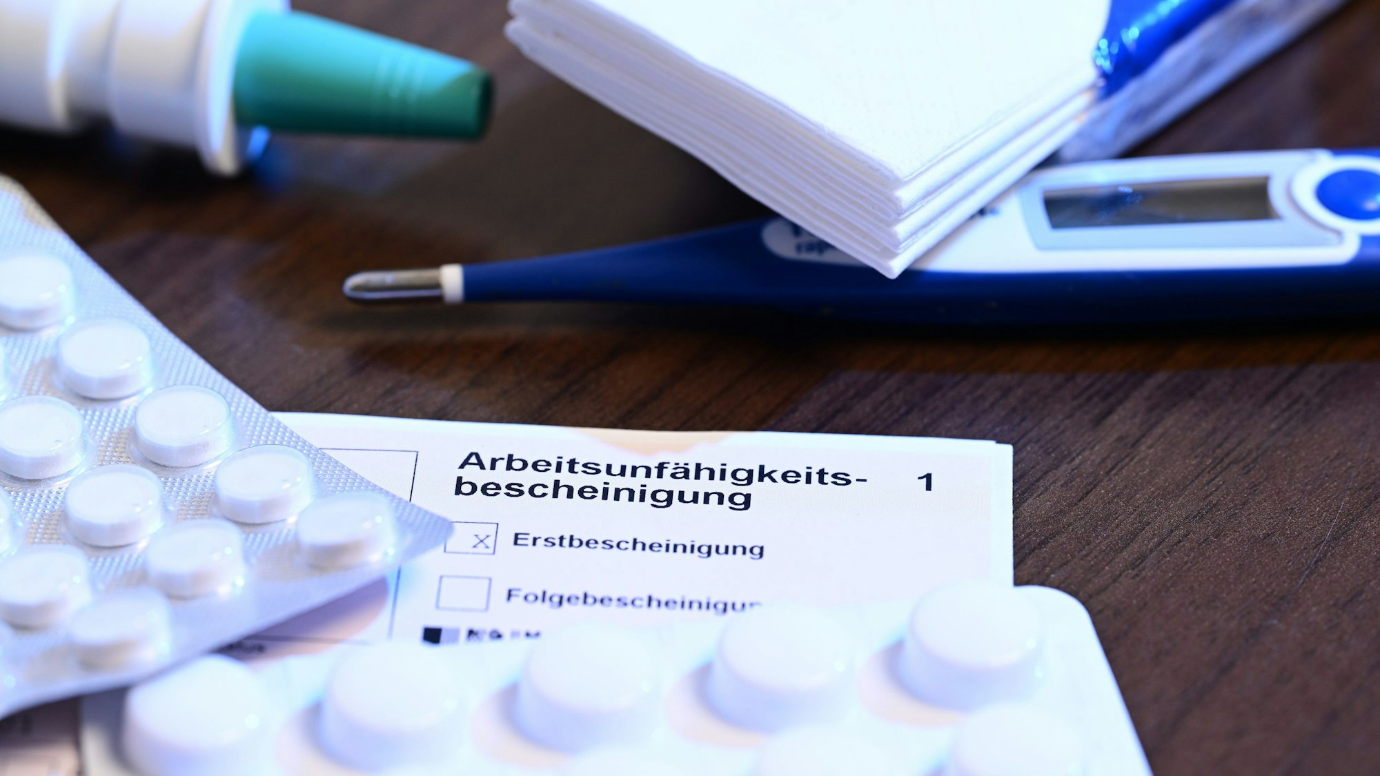 ILLUSTRATION - Wer ständig krank ist und nicht arbeiten kann, macht sich häufig Sorgen um das Arbeitsverhältnis. Darf der Arbeitgeber mir jetzt kündigen? (zu dpa: «Kann man gekündigt werden, wenn man zu oft krank ist?») Foto: Bernd Weißbrod/dpa/dpa-tmn - Honorarfrei nur für Bezieher des dpa-Themendienstes +++ dpa-Themendienst +++