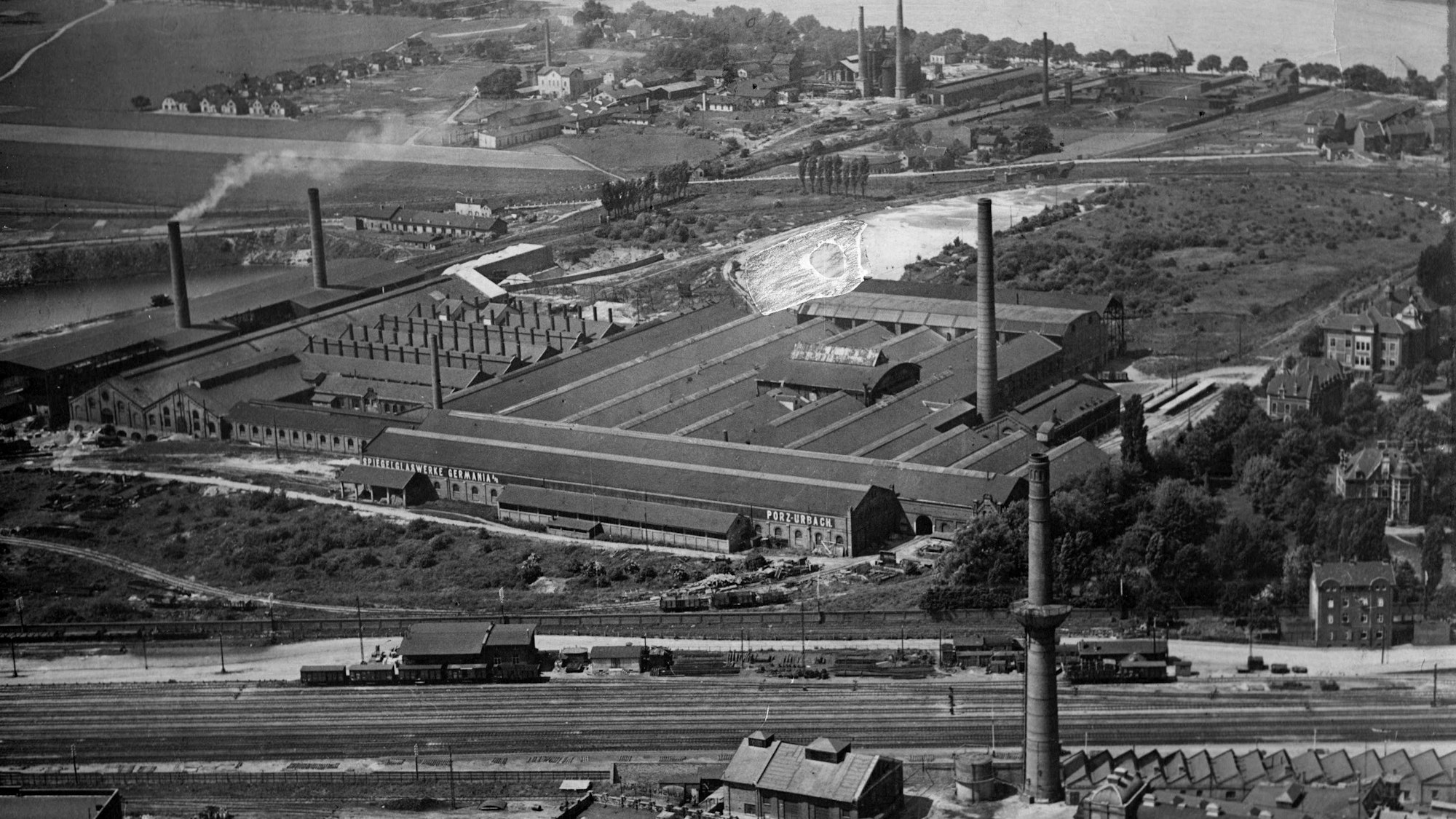 Die Gründung der Glaswerke in Porz vor 125 Jahren (Luftbild vom Anfang der 1900er Jahre) trug wesentlich zum Wachsen und Blühen der damaligen Gemeinde Porz bei.