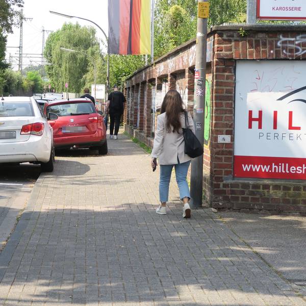 Die Markierung von Parkflächen auf dem schmalen Girlitzweg könnte zur Gefahr für Radfahrende Schüler werden.