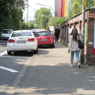 Die Markierung von Parkflächen auf dem schmalen Girlitzweg könnte zur Gefahr für Radfahrende Schüler werden.