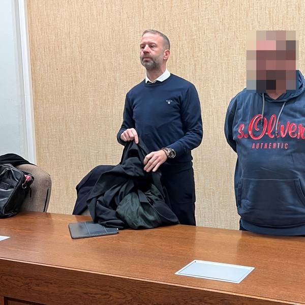 Der Angeklagte mit seinem Verteidiger Tobias Westkamp beim Prozess im Amtsgericht