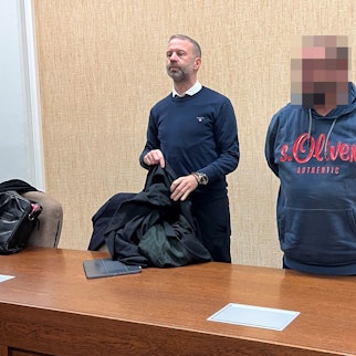 Der Angeklagte mit seinem Verteidiger Tobias Westkamp beim Prozess im Amtsgericht
