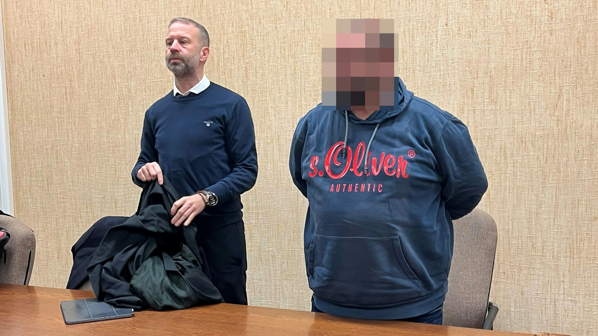 Der Angeklagte mit seinem Verteidiger Tobias Westkamp beim Prozess im Amtsgericht