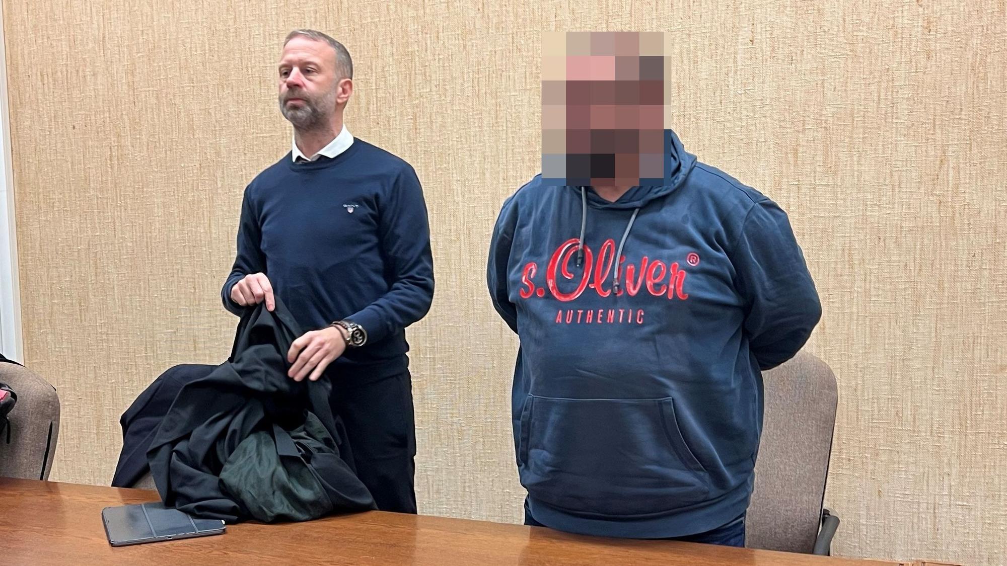 Der Angeklagte mit seinem Verteidiger Tobias Westkamp beim Prozess im Amtsgericht