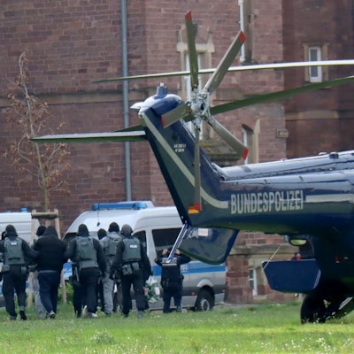 Polizisten bringen die bei der Razzia gegen mutmaßliche Rechtsextreme Festgenommenen zum Ermittlungsrichter am Bundesgerichtshof, der über die Untersuchungshaft entscheidet.