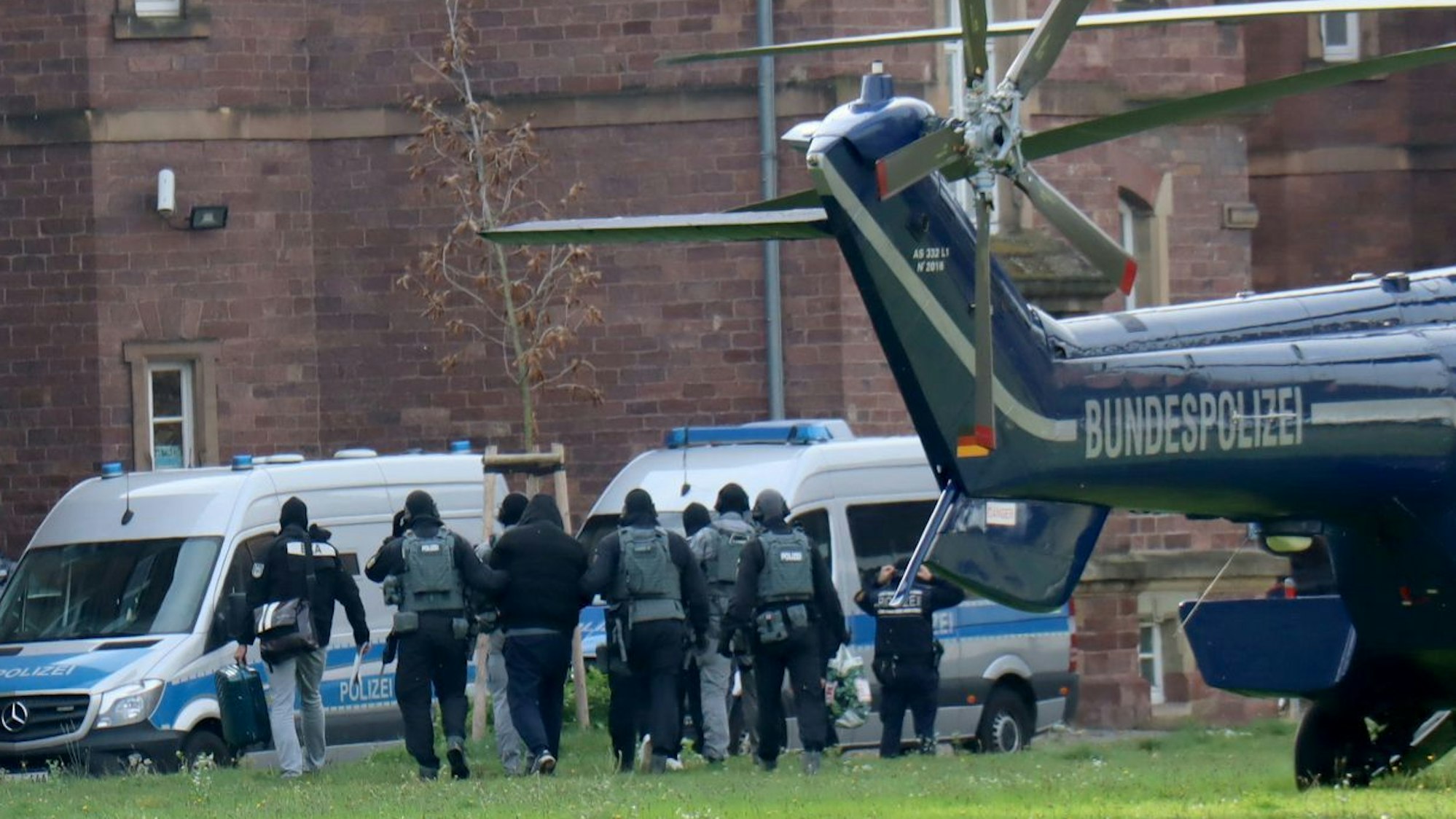Polizisten bringen die bei der Razzia gegen mutmaßliche Rechtsextreme Festgenommenen zum Ermittlungsrichter am Bundesgerichtshof, der über die Untersuchungshaft entscheidet.