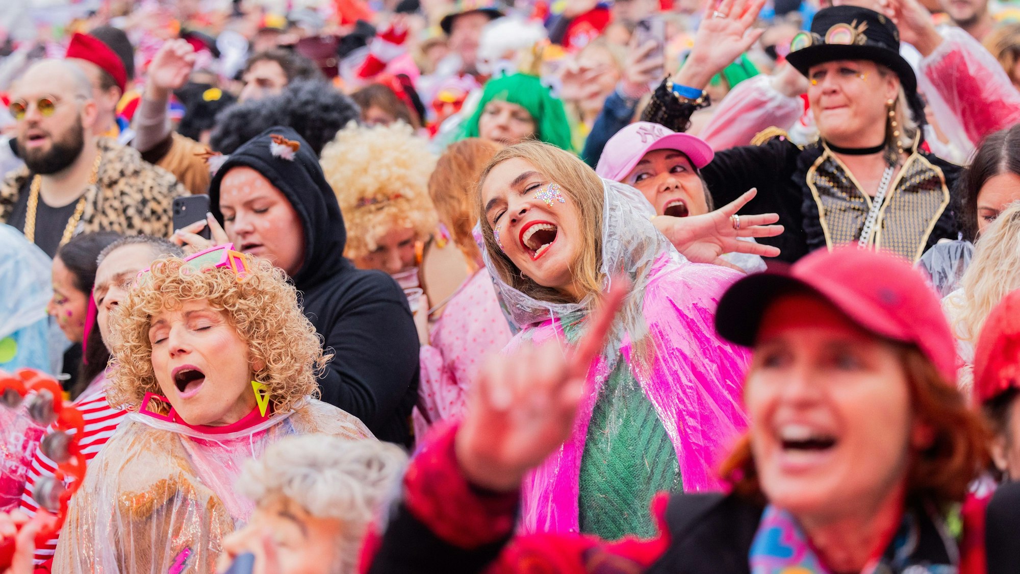 Jecken feiern den Auftakt der Karnevalssession auf dem Heumarkt.