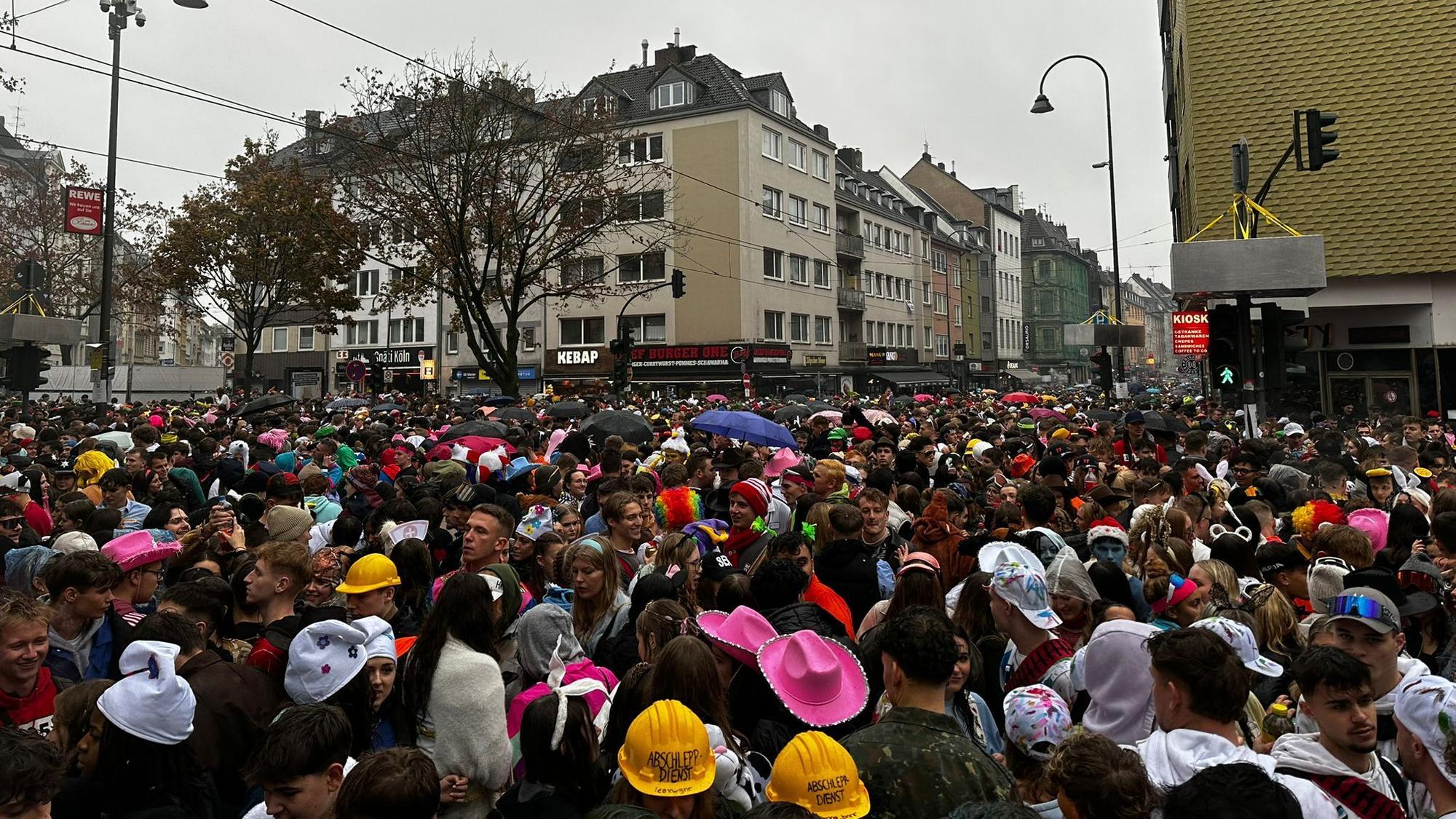 Volle Zülpicher Straße am 11.11. in Köln. Die Zugänge wurden gesperrt.