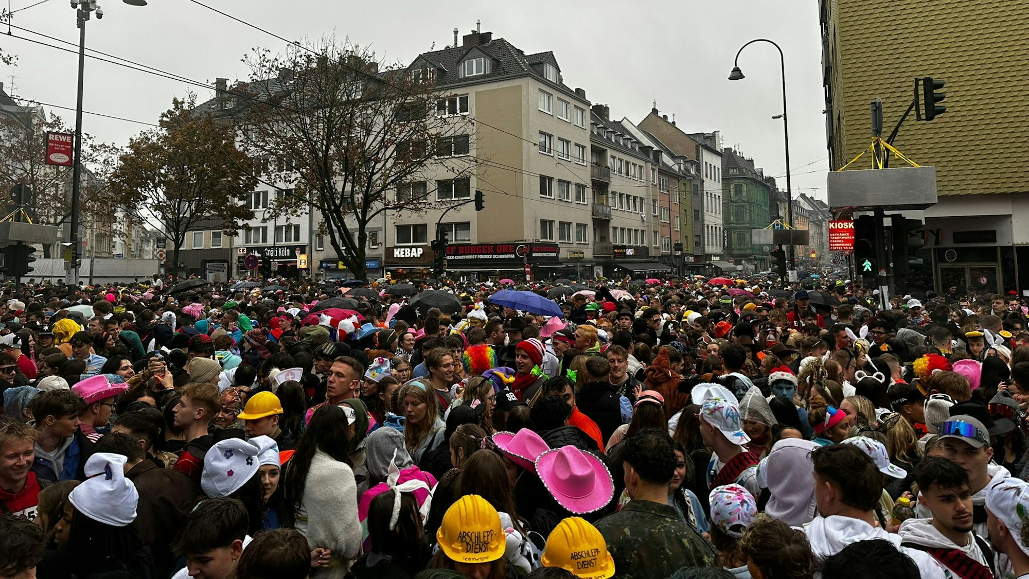 Volle Zülpicher Straße am 11.11. in Köln. Die Zugänge wurden gesperrt.
