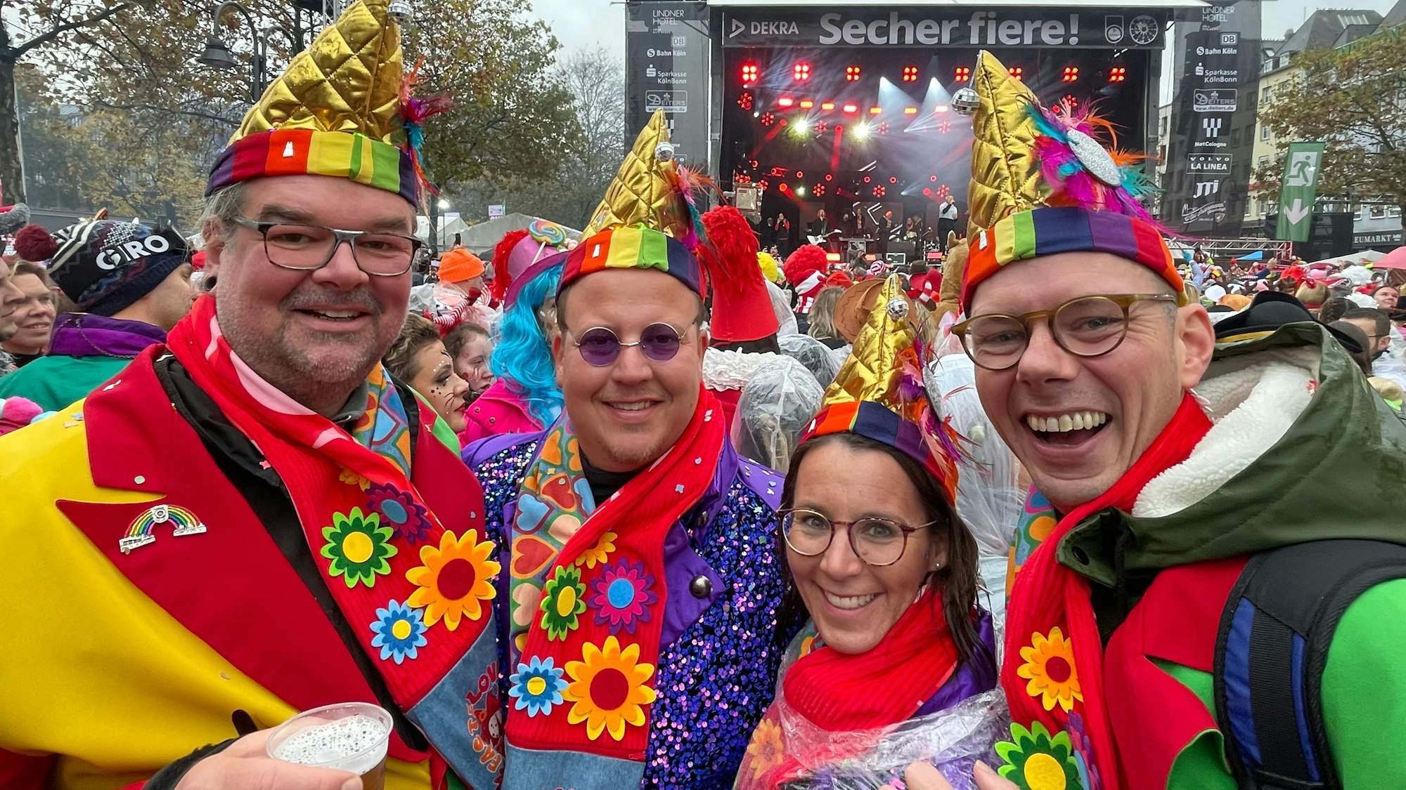 Die niederrheinische Entourage von Jungfrau Marlis: Schwester Marina, Schwager Christian (2. v. li.), Peter, bester Freund (re.) und sein Mann Rainer.