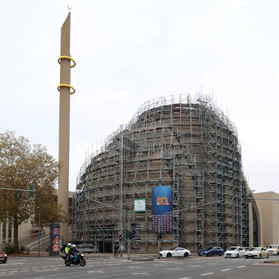 An der Zentralmoschee der Ditib (DITIB-Zentralmoschee Köln) an der Venloer Straße steht ein Baugerüst.