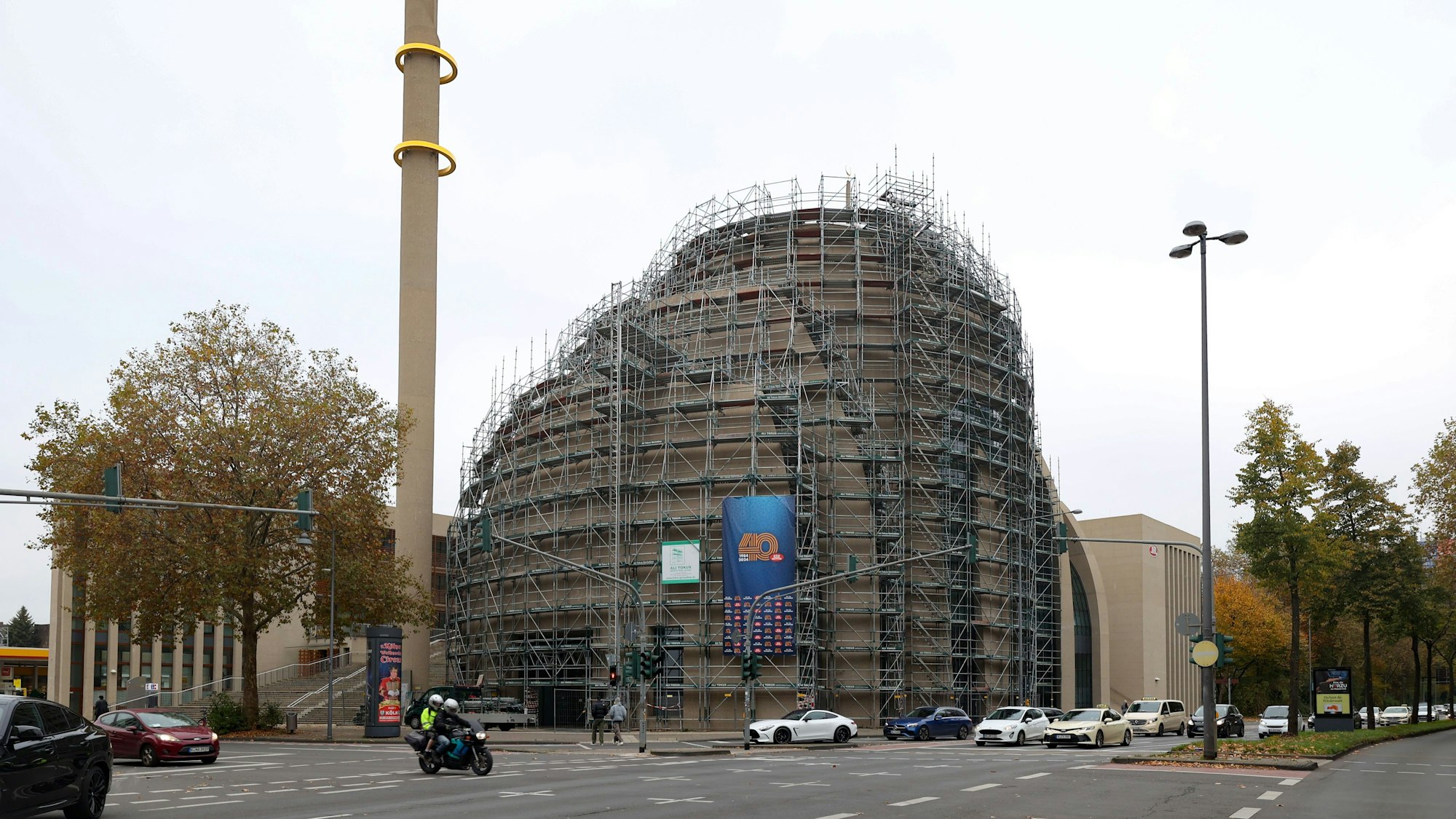 An der Zentralmoschee der Ditib (DITIB-Zentralmoschee Köln) an der Venloer Straße steht ein Baugerüst.