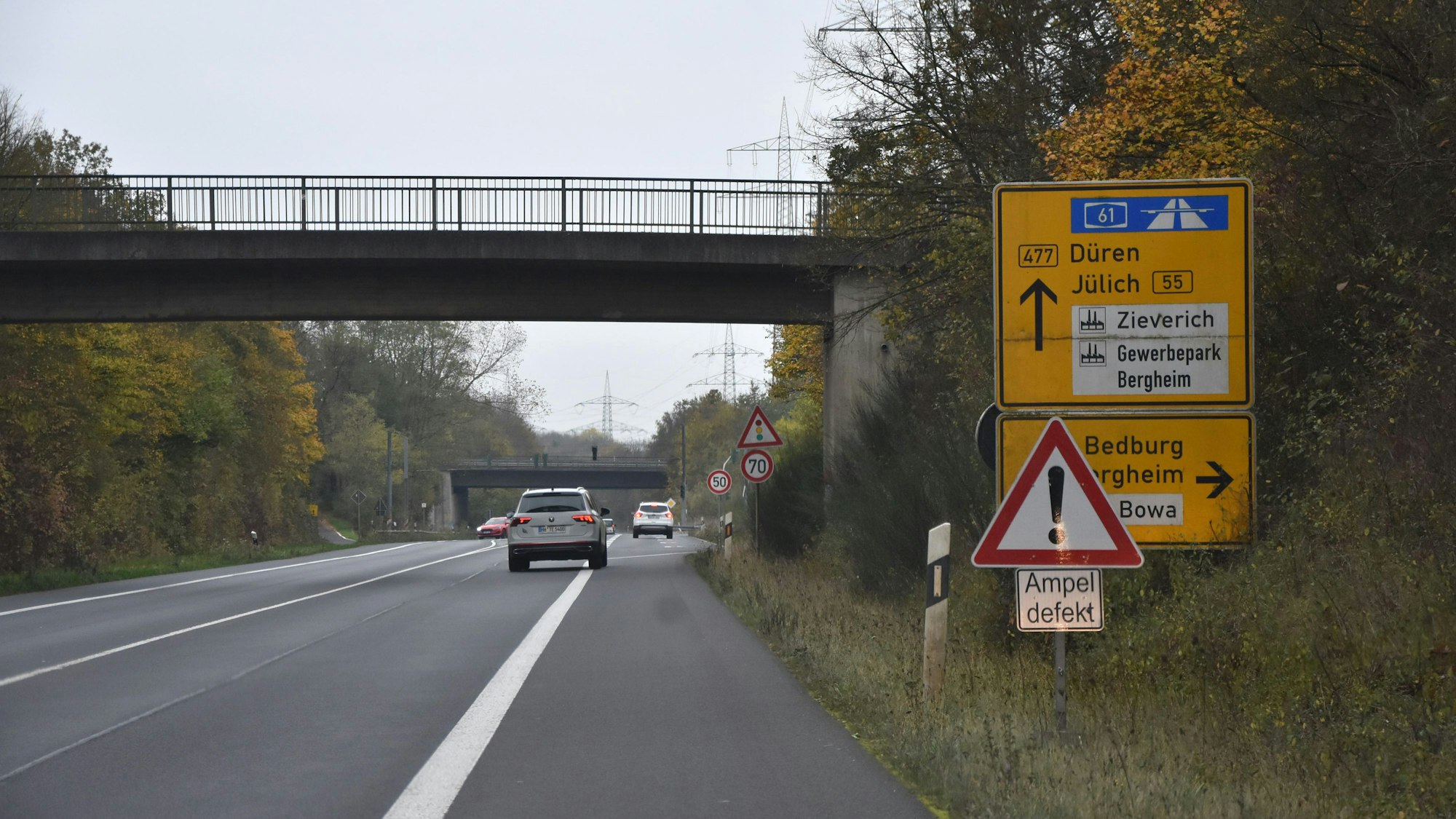 Ein Straßenschild weist auf eine defekte Ampel hin.