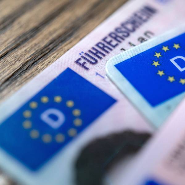Auf dem Foto sind mehrere übereinander liegende Führerscheine zu sehen.