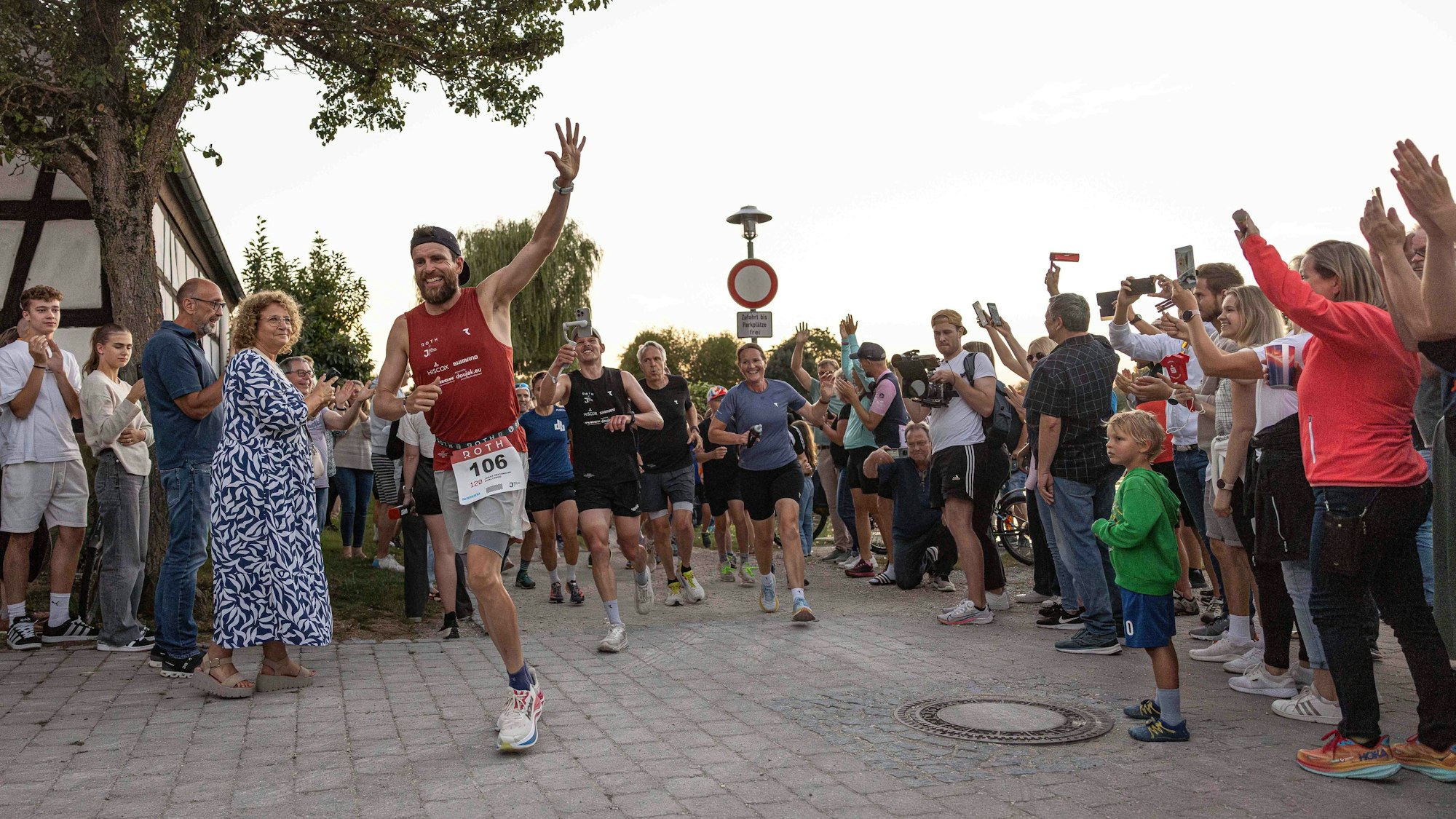 Jonas Deichmann läuft, eine Menschenmenge applaudiert