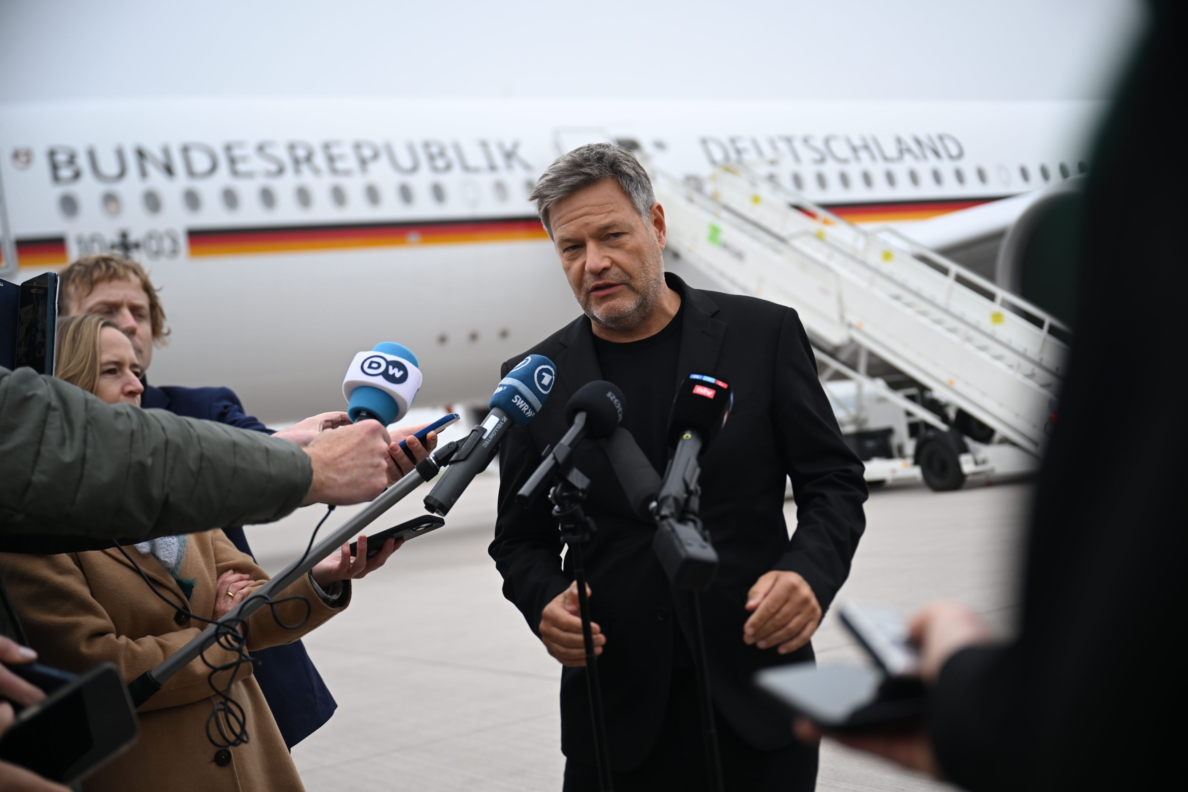 11.11.2024, Brandenburg, Schönefeld: Robert Habeck (Bündnis 90/Die Grünen), Bundesminister für Wirtschaft und Klimaschutz, gibt vor seinem Abflug nach Portugal zu der Technologiekonferenz «Web Summits» ein Statement am Flughafen Berlin-Brandenburg. Foto: Sebastian Christoph Gollnow/dpa +++ dpa-Bildfunk +++