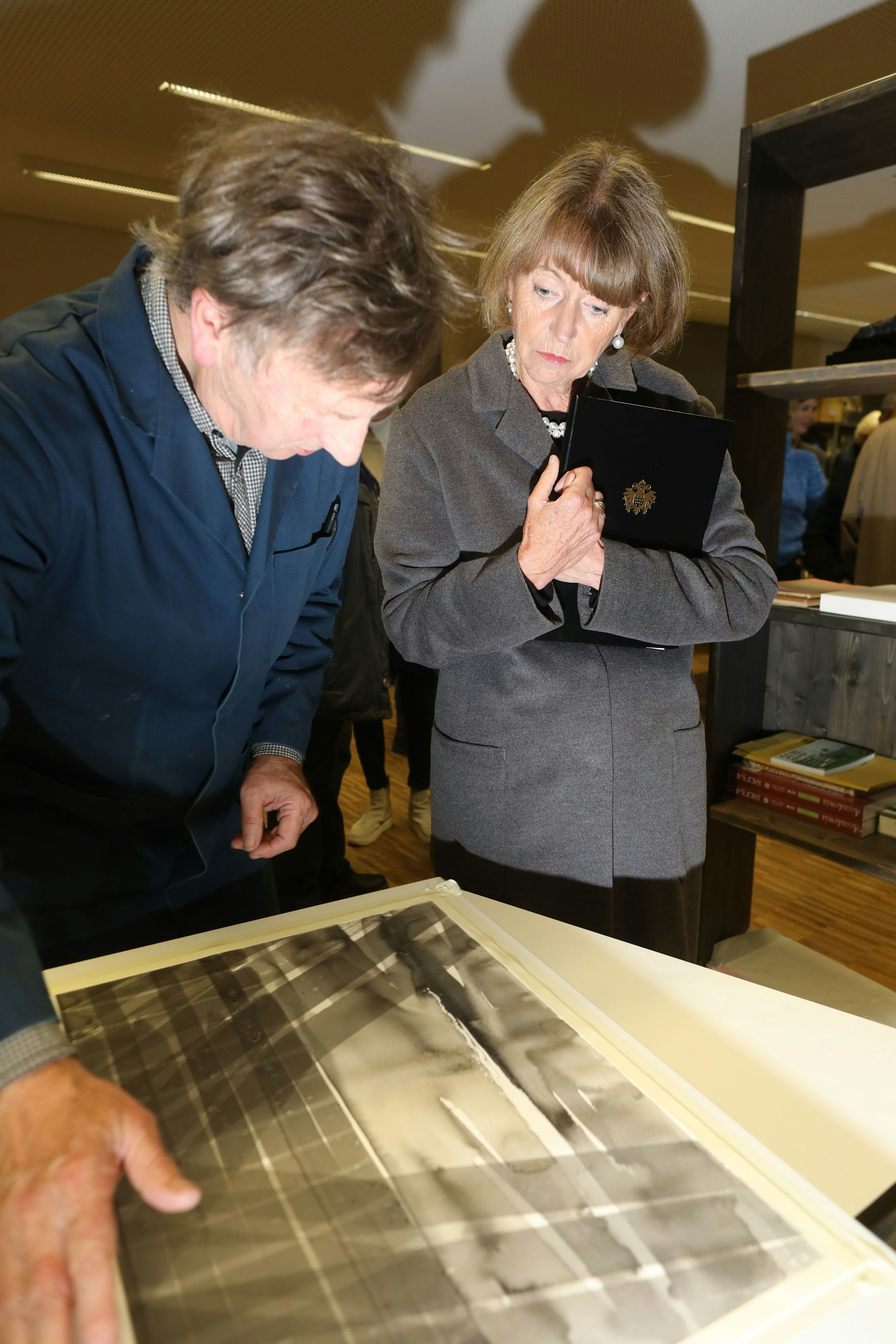 06.11.2024, Köln: Andre Dekker von der Rotterdamer Künstlergruppe Observatorium zeigt Oberbürgermeisterin Henriette Reker seine Ergebnissevom vom Ort des Einsturzes des Historischen Archivs am Waidmarkt.  Foto: Arton Krasniqi