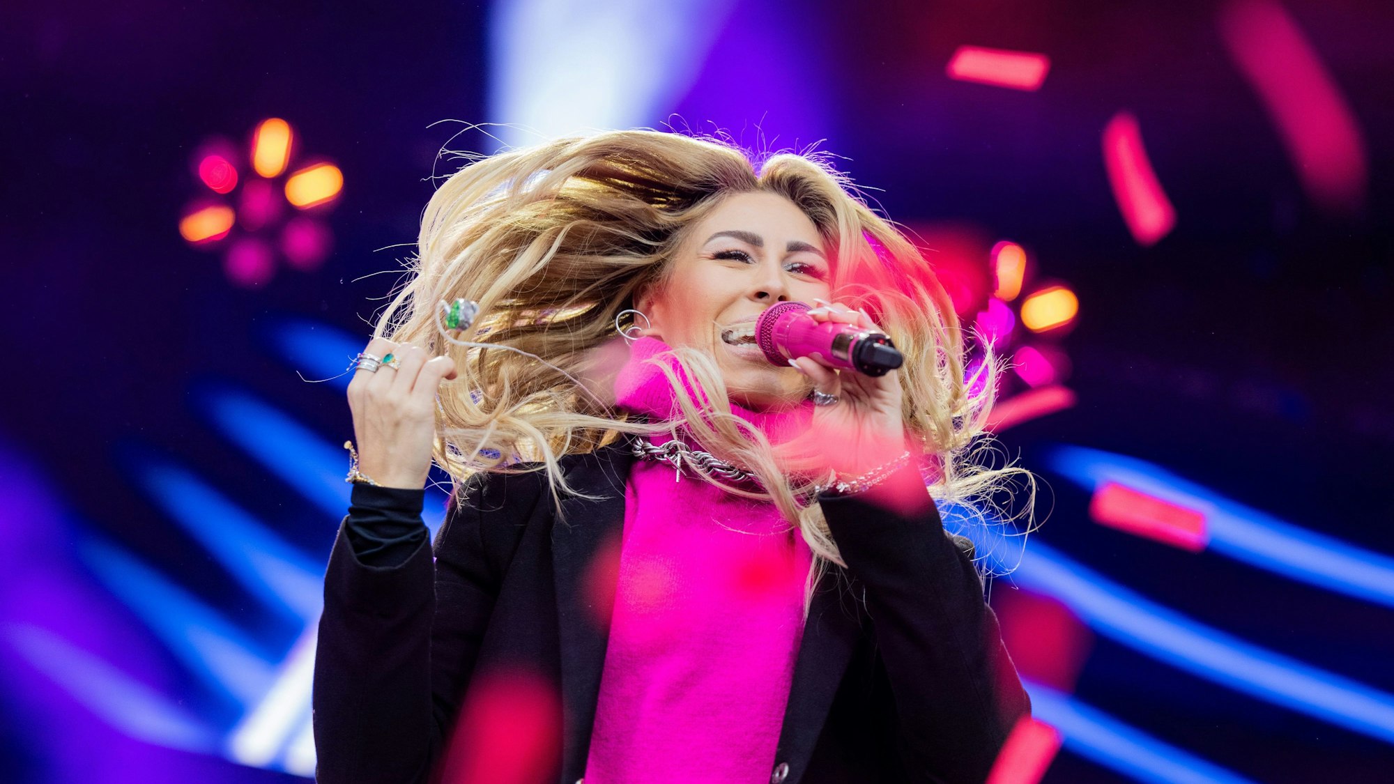 Sängerin Linda Teodosiu von der Band Mätropolis steht beim Auftakt der Karnevalssession auf dem Heumarkt auf der Bühne.